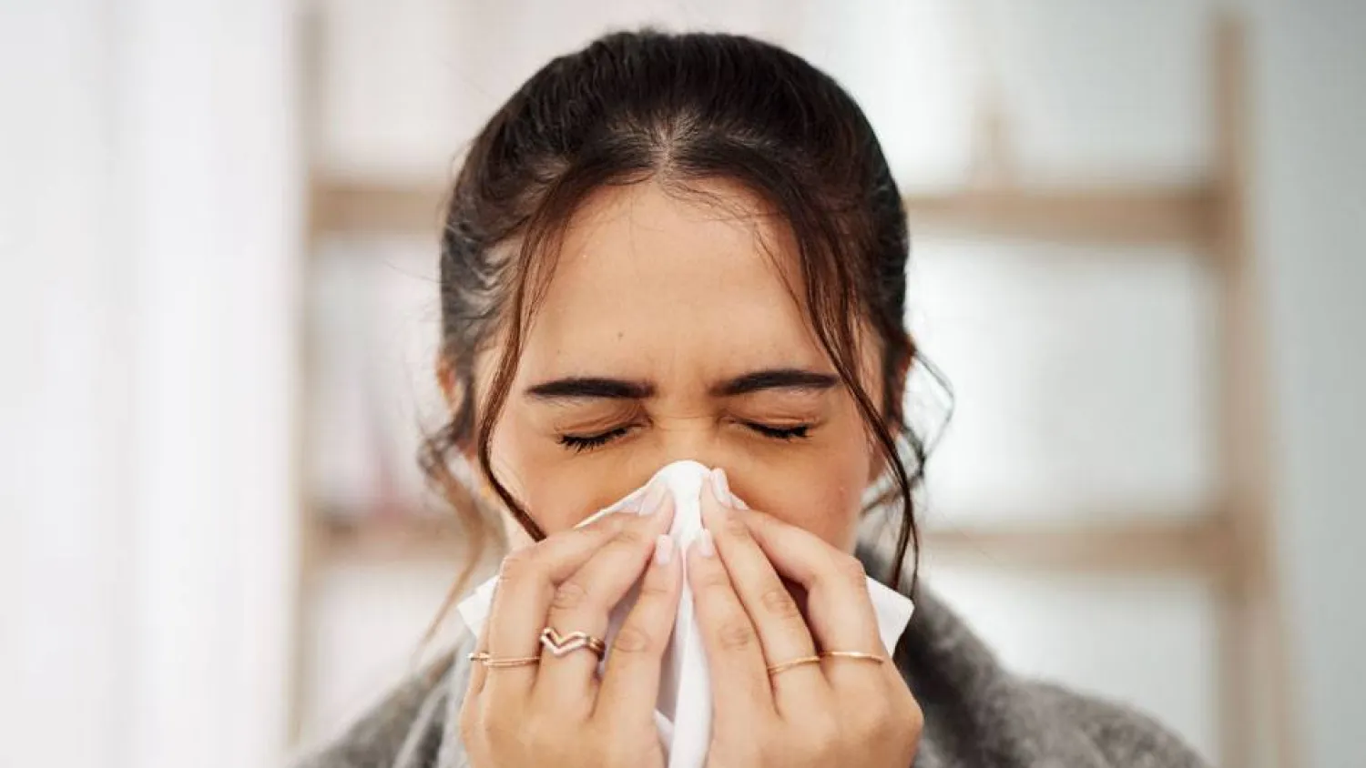 غالباً ما يستخدم البشر إشارات الوجه للكشف عن احتمالات إصابة الآخرين بمرض ما (شاترستوك)