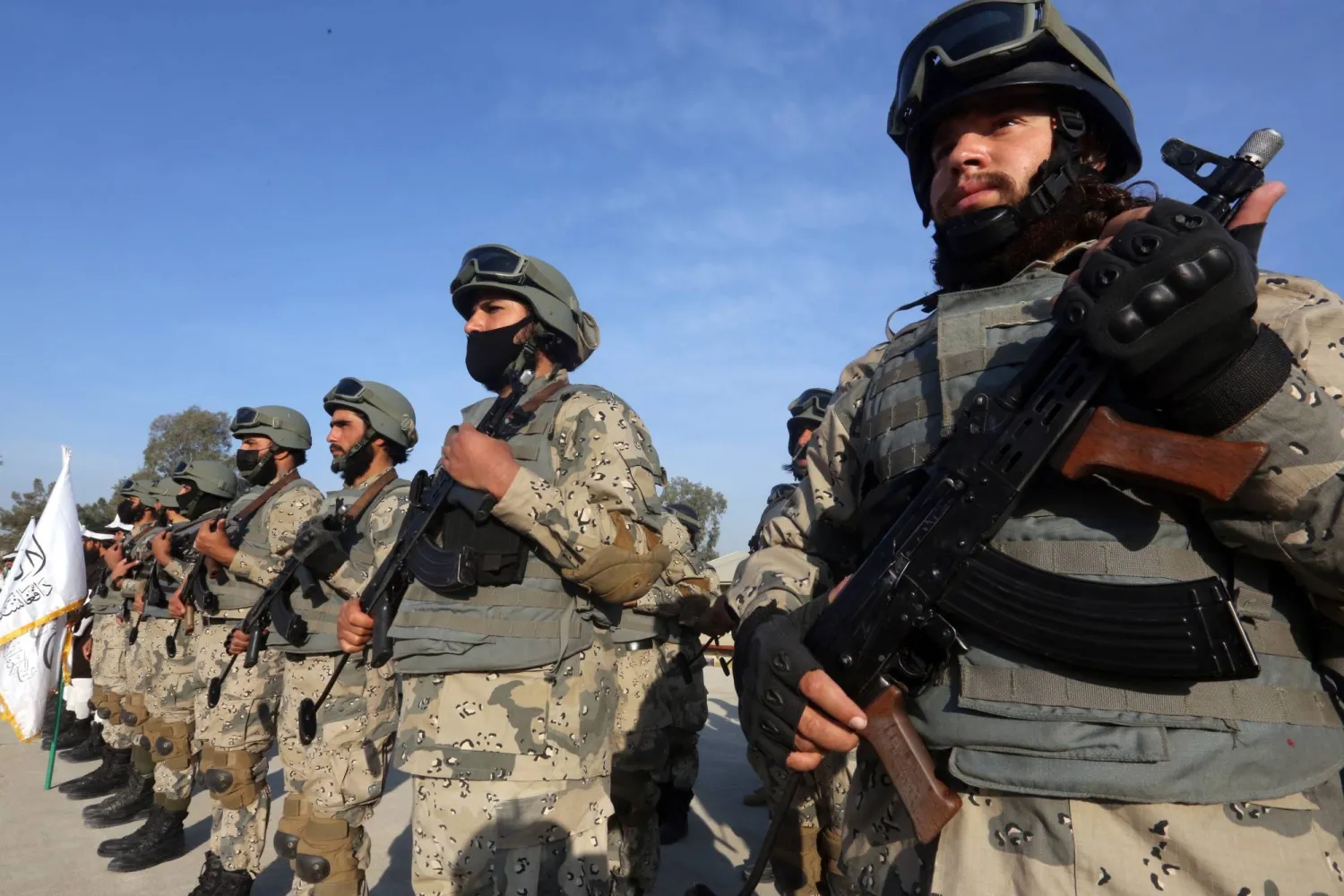 القوات الخاصة لطالبان في حفل تخرج فوج جديد من المقاتلين في جلال آباد الأسبوع الماضي (إ.ب.أ)