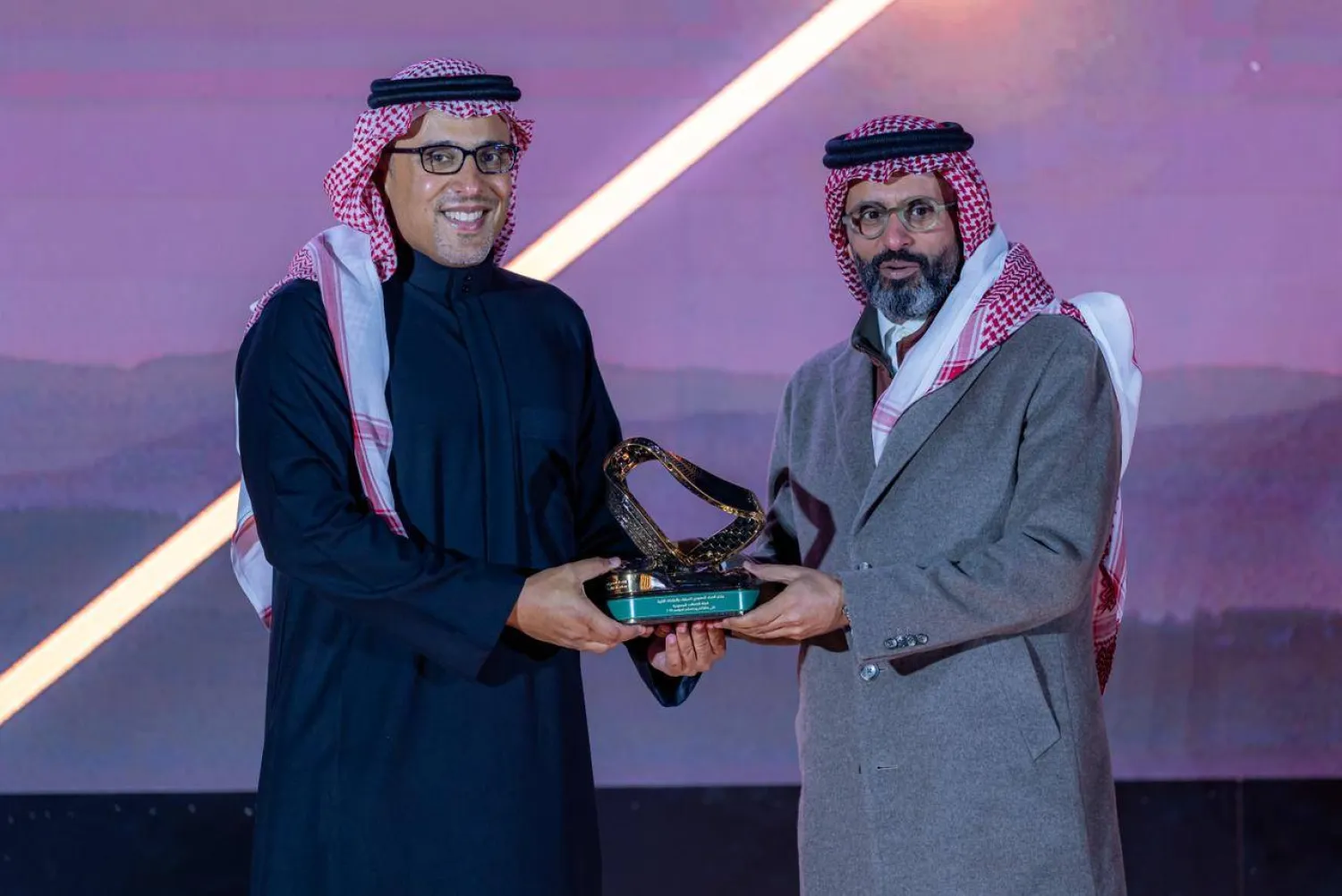 رئيس «الاتحاد السعودي للسيارات» و«الدراجات النارية» يكرم مجموعة «stc» (الشرق الأوسط)