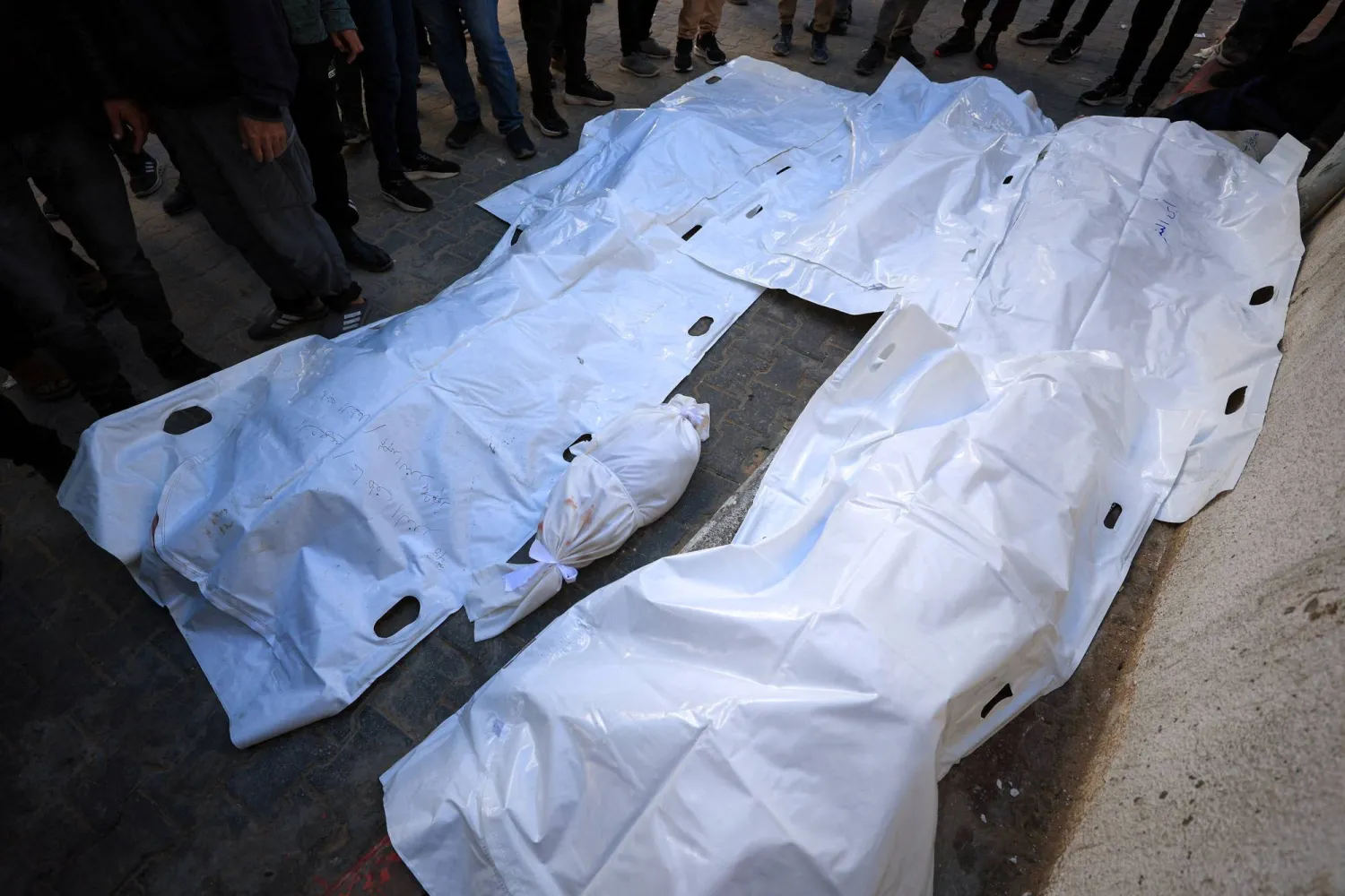 خلال تشييع جثامين قتلى القصف الإسرائيلي على مركز إيواء للنازحين بغزة (رويترز)