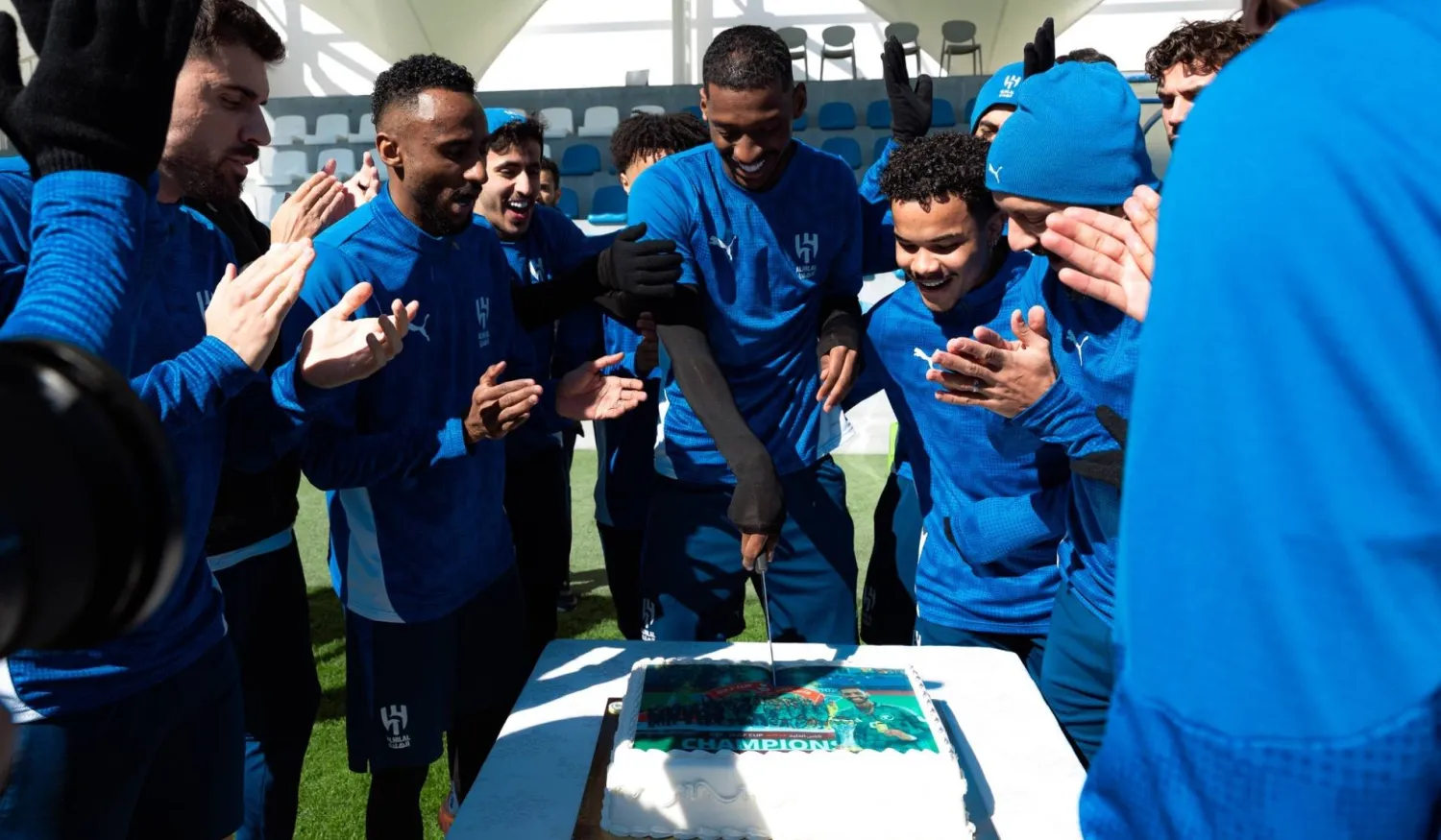 لاعبو الهلال يحتفون بزميلهم رديف بعد تتويجه بكأس الخليج مع «الأخضر» الأولمبي (موقع النادي)