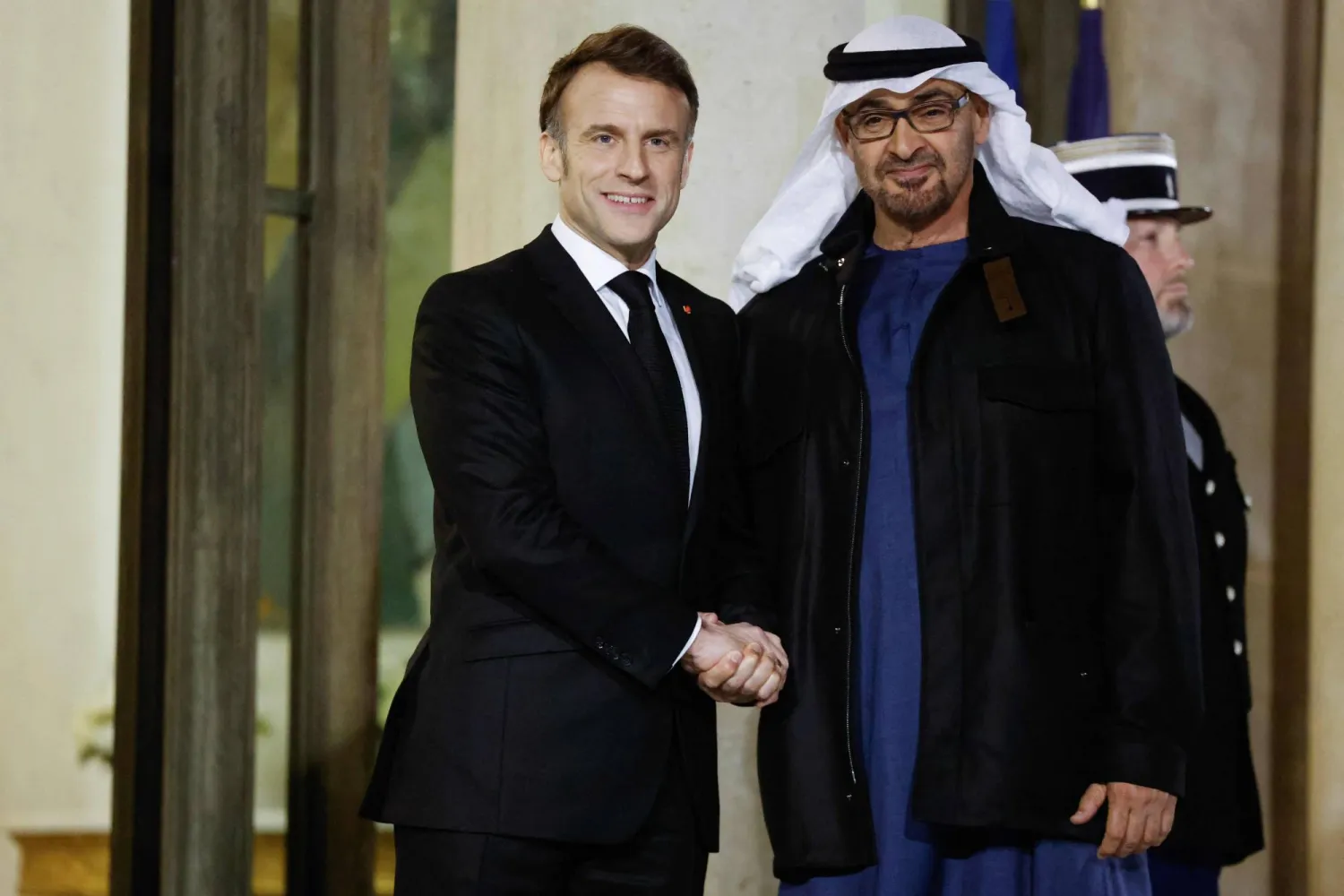 الرئيس ماكرون مع رئيس دولة الإمارات الشيخ محمد بن زايد بقصر الإليزيه في فبراير الماضي (أ.ف.ب)