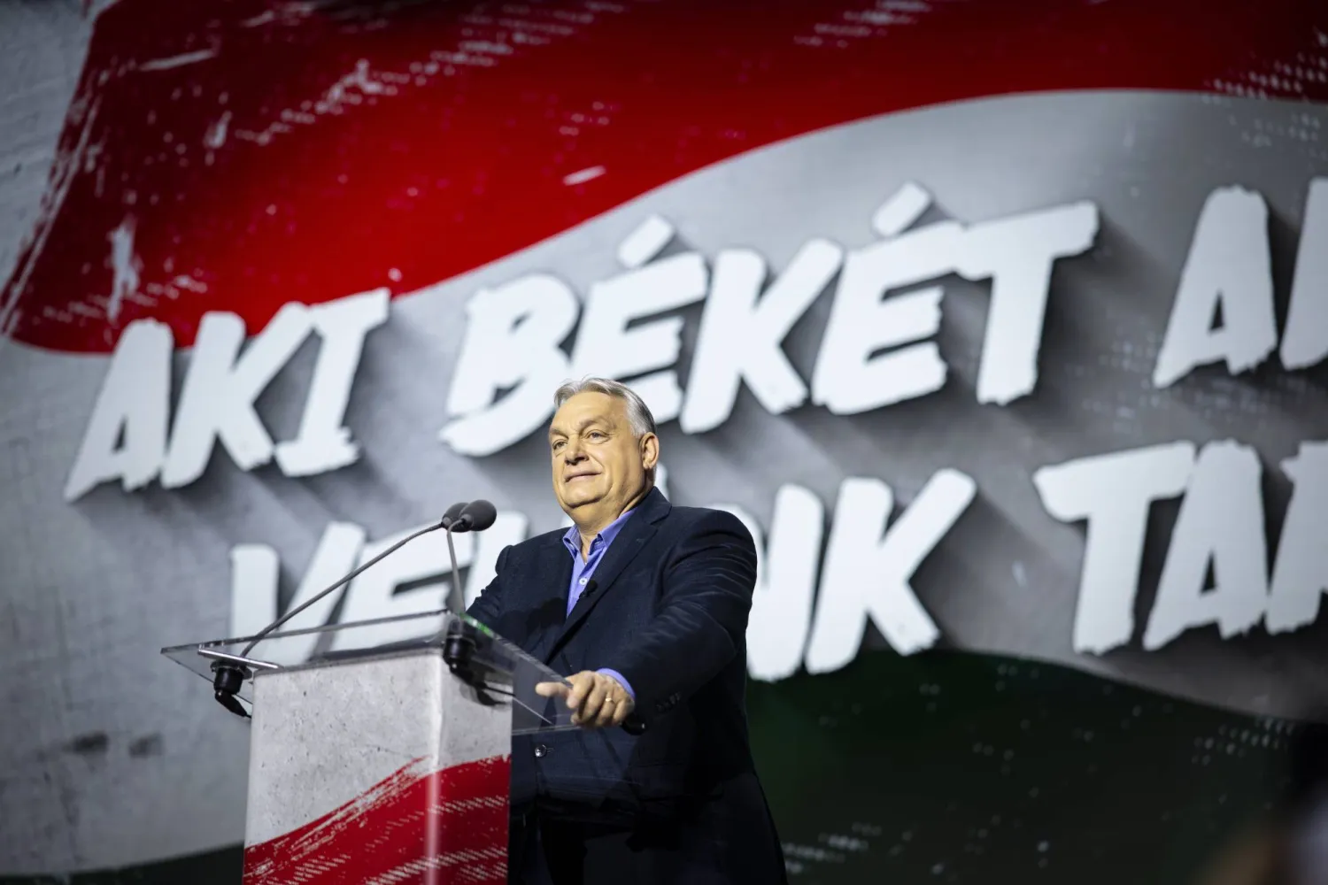 رئيس الوزراء المجري فيكتور أوربان يتحدث خلال فعالية ضد الحرب في مدينة سيجيد بجنوب البلاد (مكتب رئيس الوزراء المجري - إ.ب.أ)