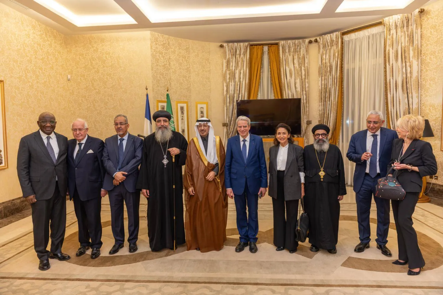 سفير المملكة السعودية في باريس فهد الرويلي مع ضيوف الحفل الذي أقامته السفارة بمناسبة اليوم الدولي للتضامن الإنساني (الشرق الأوسط)