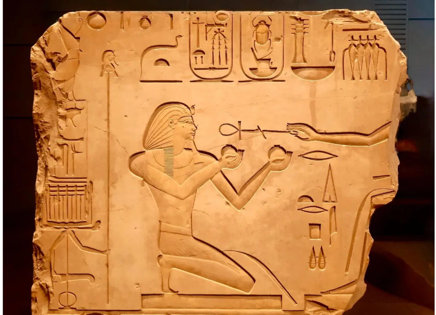 جدارية من عصر الملك تحتمس الثاني (المتحف المصري الكبير)