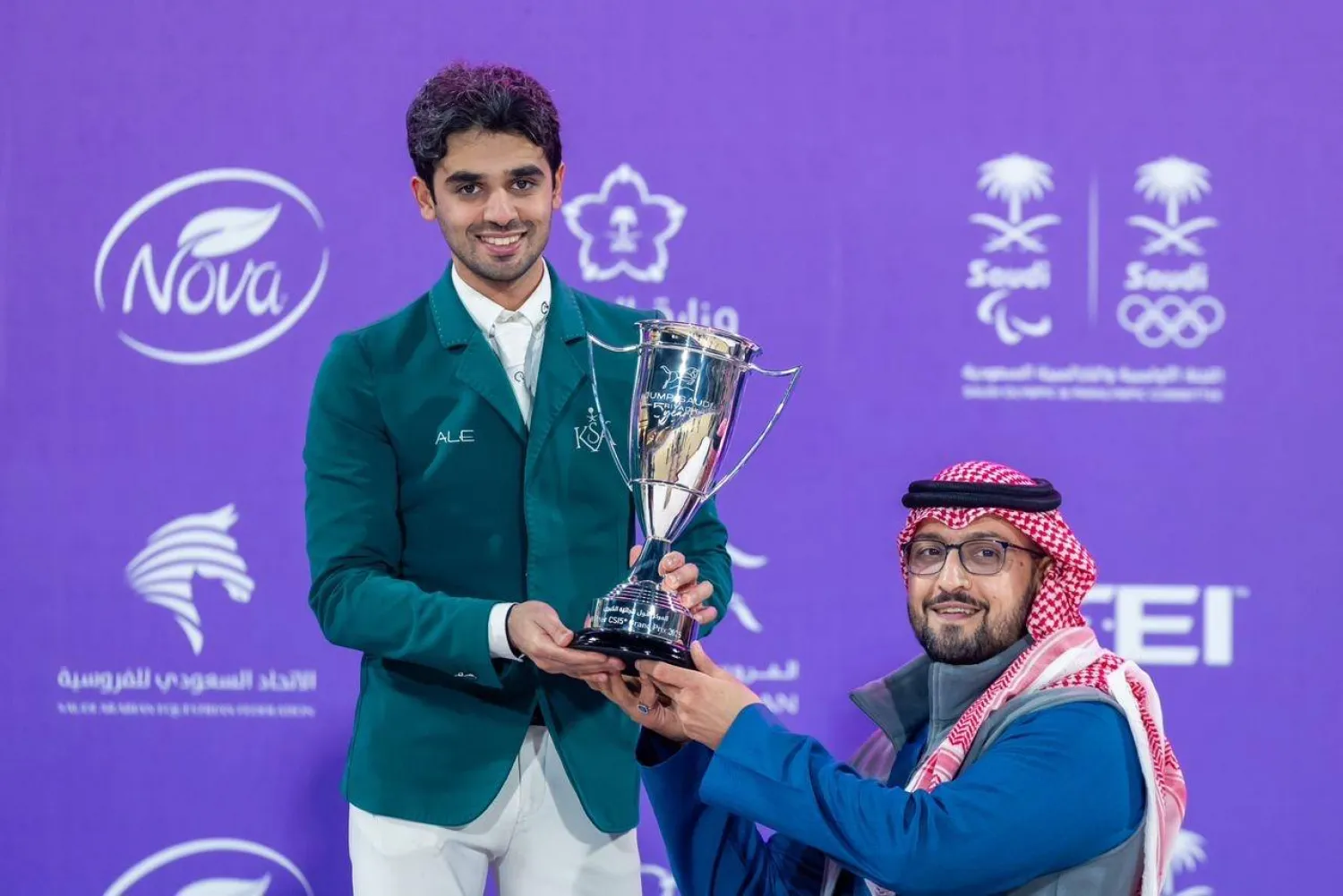 الأمير عبد الله بن فهد يتوج المبطي بالجائزة (الشرق الأوسط)