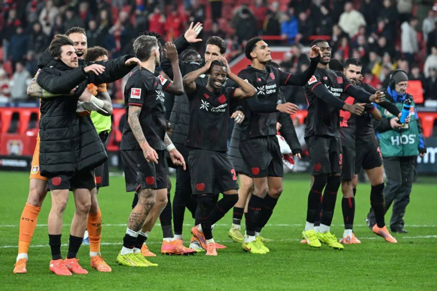 لاعبو ليفركوزن يحتفلون مع جماهيرهم بعد الانتصار (أ.ف.ب)