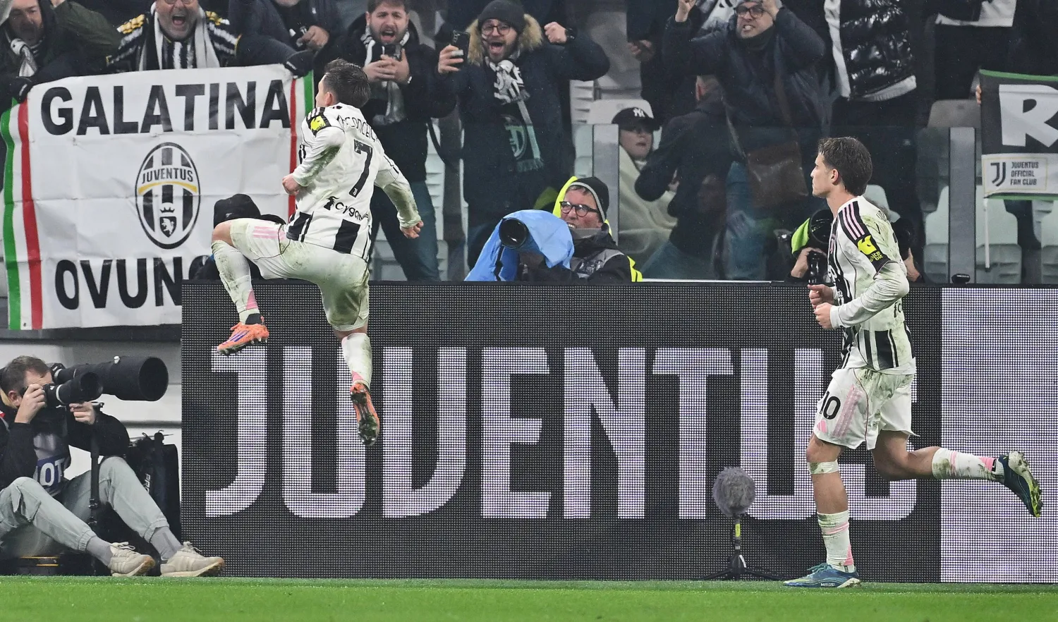  كونسيساو محتفلا بهدفه في روما (إ.ب.أ)