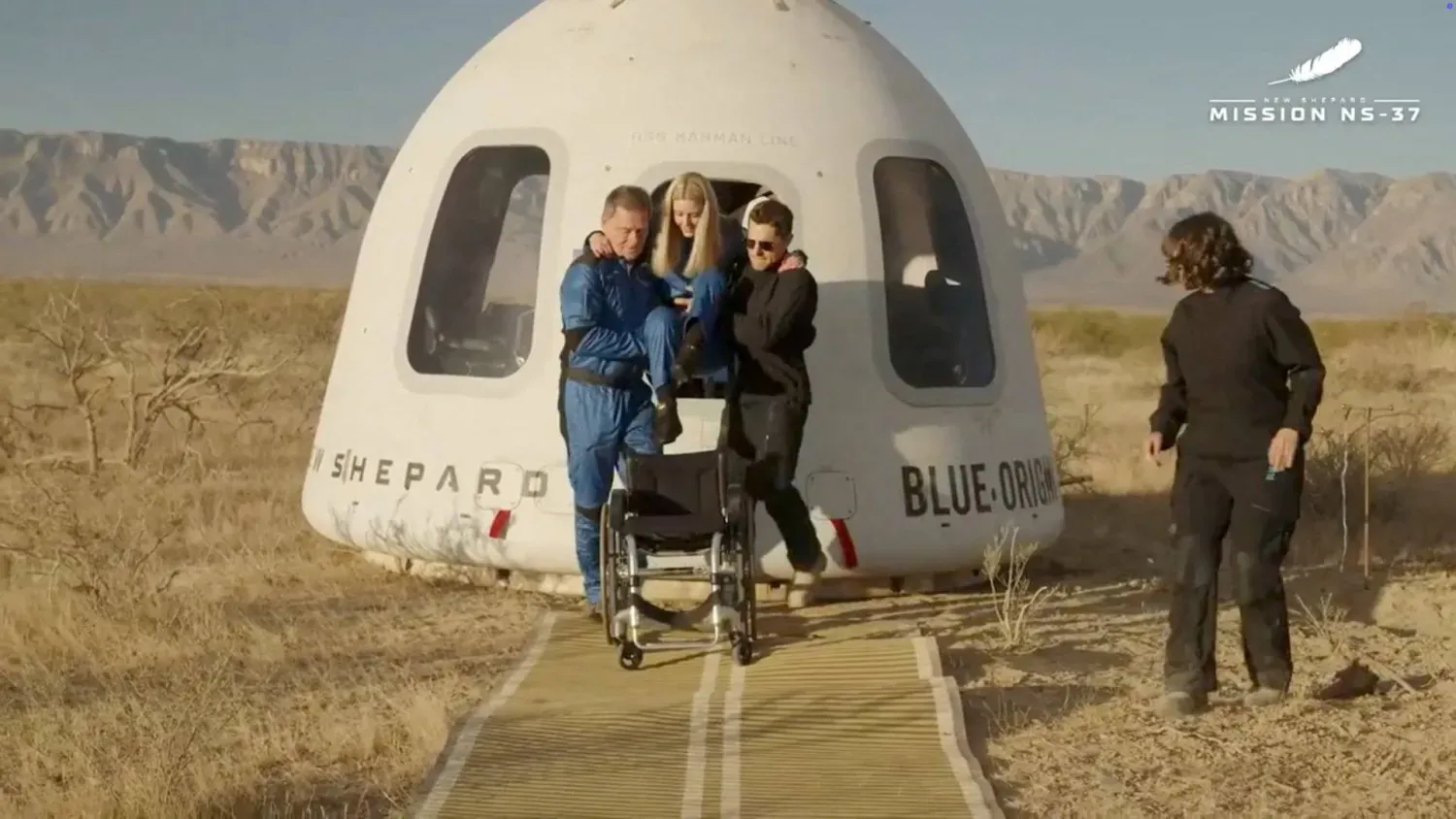 Alman mühendis Michaela Benthaus, New Shepard roket kapsülünden inerken (Reuters)