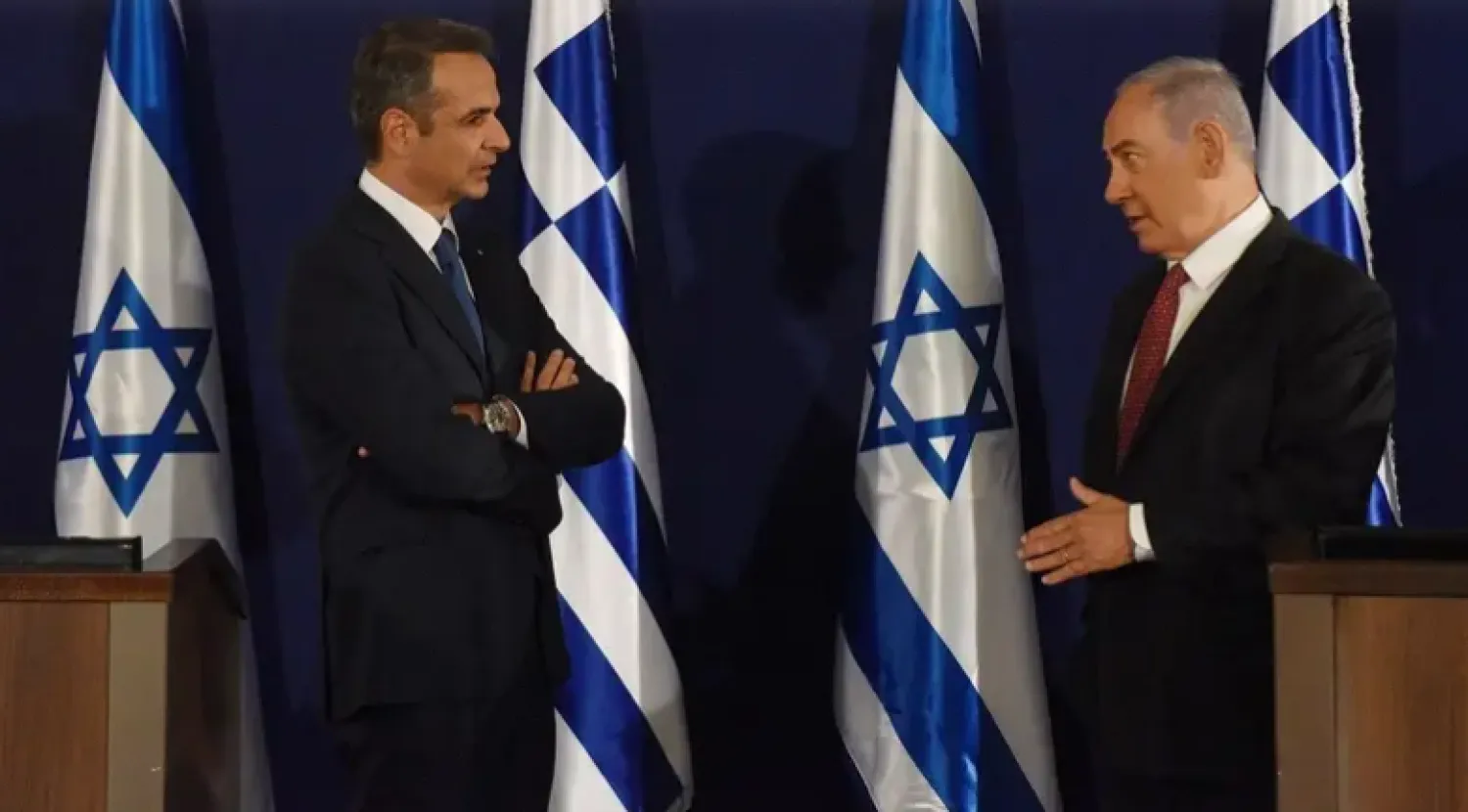 رئيس الوزراء الإسرائيلي بنيامين نتنياهو مع نظيره اليوناني كيرياكوس ميتسوتاكيس خلال اجتماع سابق (أرشيف - رويترز)