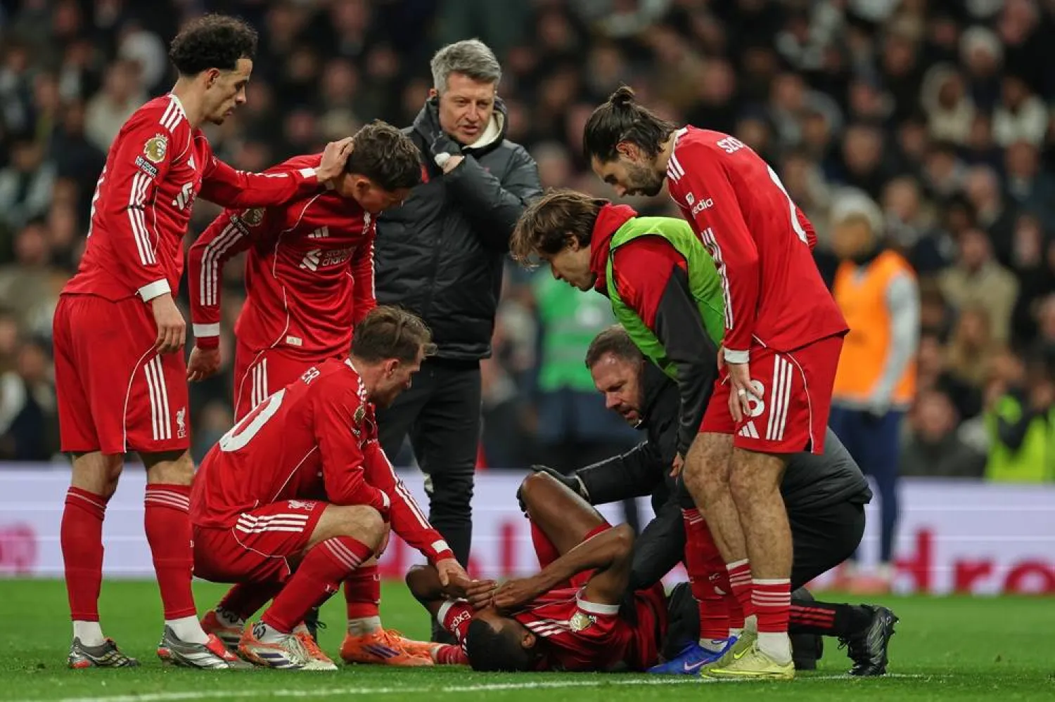  Liverpool's Alexander Isak reacts after sustaining an injury during the English Premier League soccer match between Tottenham and Liverpool in London, Saturday, Dec. 20, 2025. (AP) 