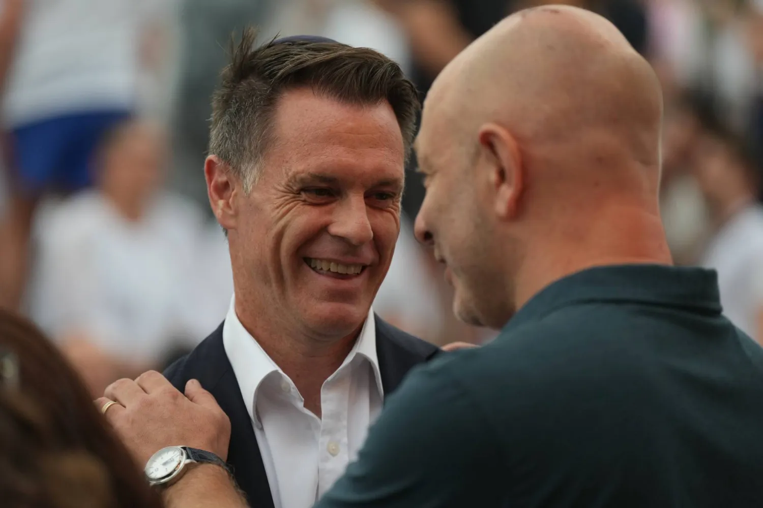 وصل رئيس وزراء ولاية نيو ساوث ويلز الأسترالية كريس مينز إلى شاطئ بونداي قبل مراسم إحياء «اليوم الوطني للتأمل» في ذكرى الضحايا والناجين من حادثة إطلاق النار في بونداي يوم الأحد 21 ديسمبر 2025 في أعقاب الحادثة التي وقعت يوم 14 ديسمبر (أ.ب)