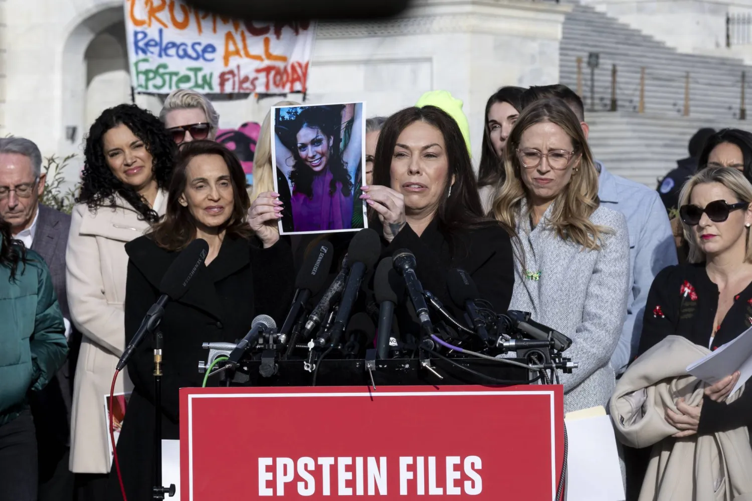 إحدى ضحايا إبستين خلال مؤتمر صحافي للمطالبة بالشفافية فيما يتعلق بملفات إبستين خارج مبنى الكابيتول الأميركي في واشنطن في نوفمبر الماضي (د.ب.أ)