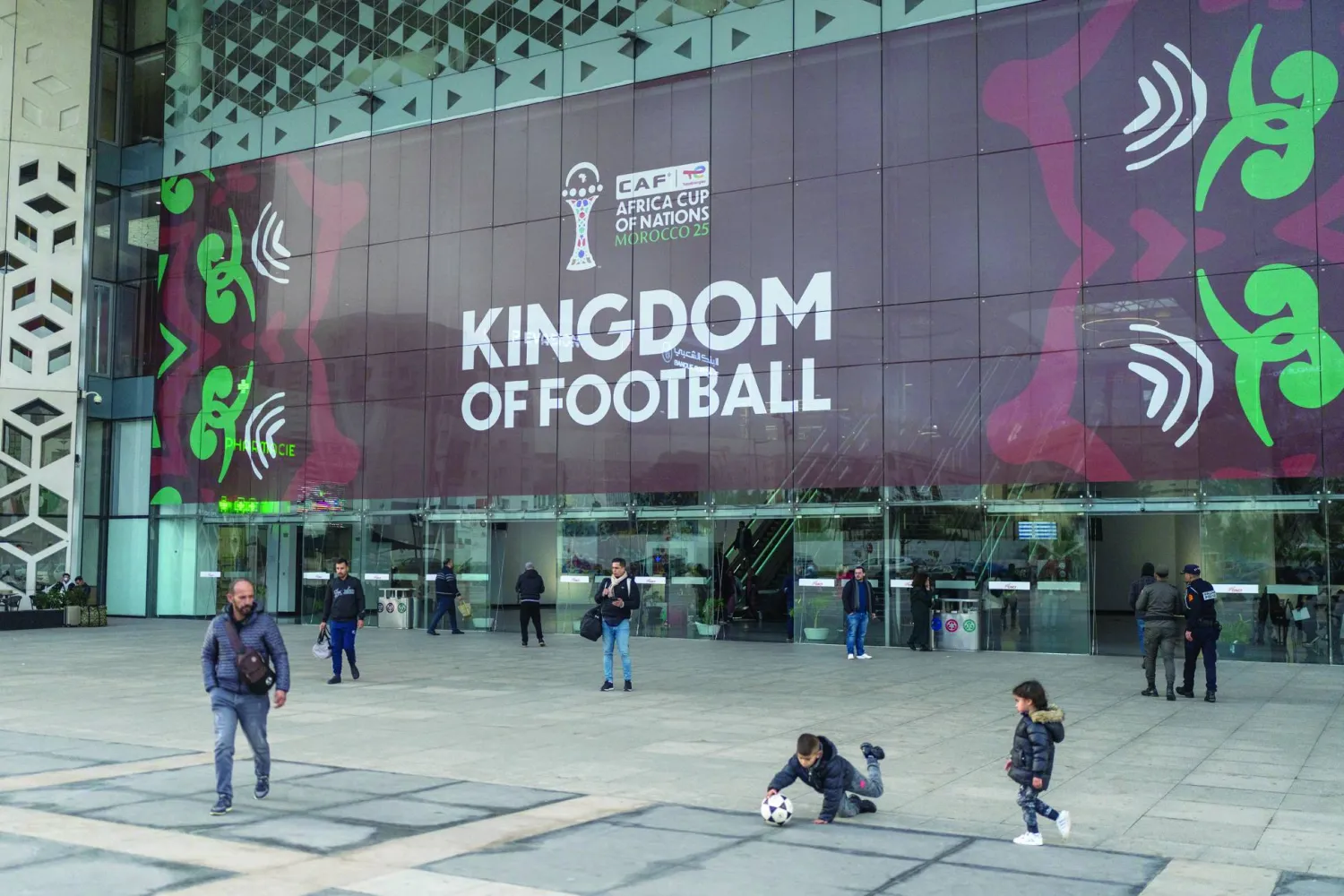 
الأماكن العامة في المغرب ارتدت حلة المونديال الأفريقي (أ.ب)