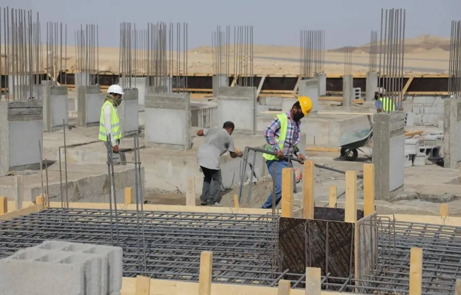عمال بناء في أحد مشاريع وزارة البلديات والإسكان السعودية (واس)