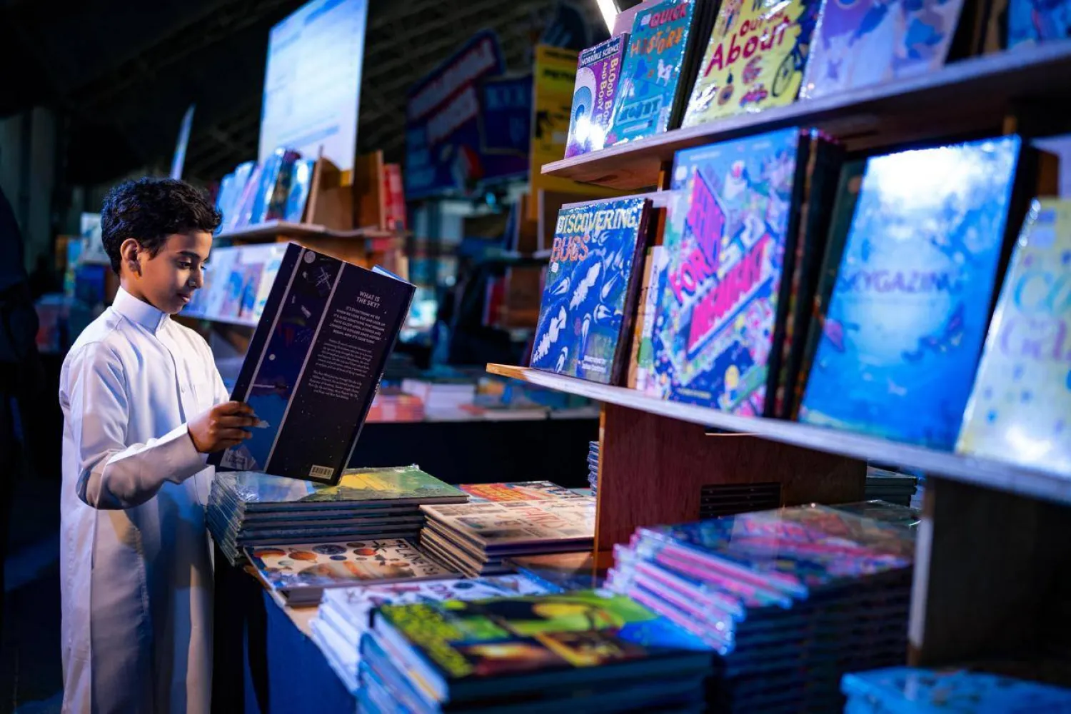 طفل يبحث عما يشبهه من كتب تحاكي ذاته (الشرق الأوسط)