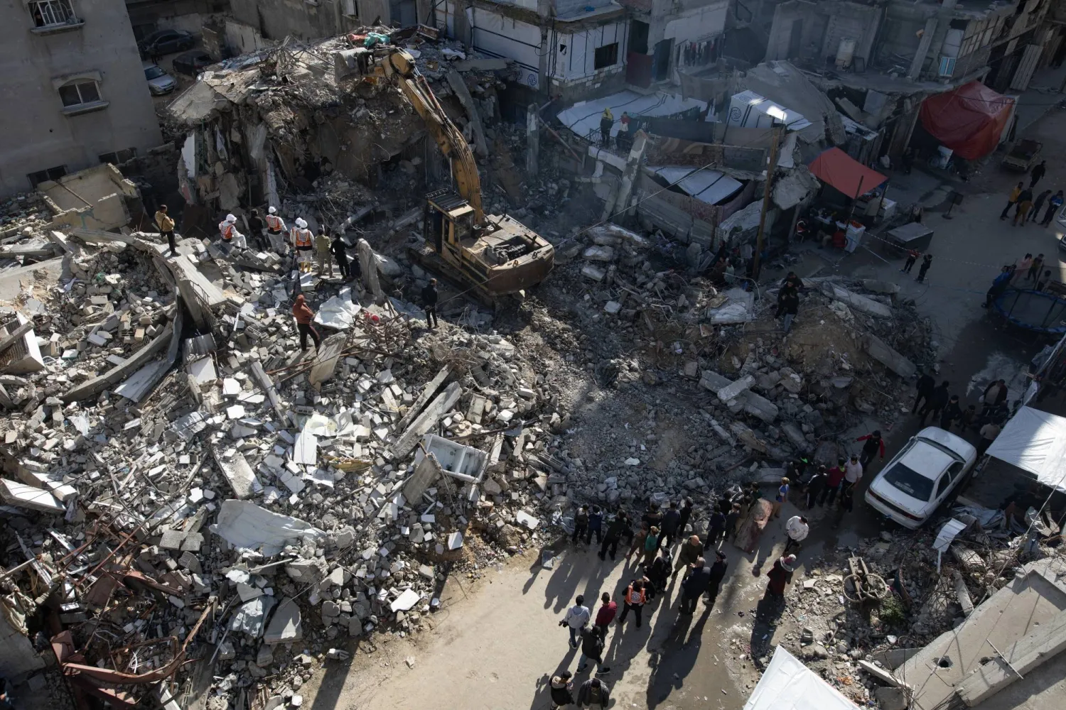 عناصر من الدفاع المدني الفلسطيني يزيلون ركام منزل في خان يونس خلال عمليات البحث عن جثامين ضحايا الحرب على غزة يوم السبت (إ.ب.أ)