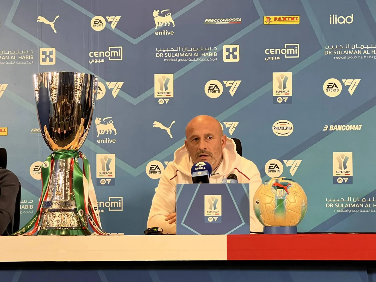 فينشينزو إيتاليانو مدرب فريق بولونيا الإيطالي (الشرق الأوسط)