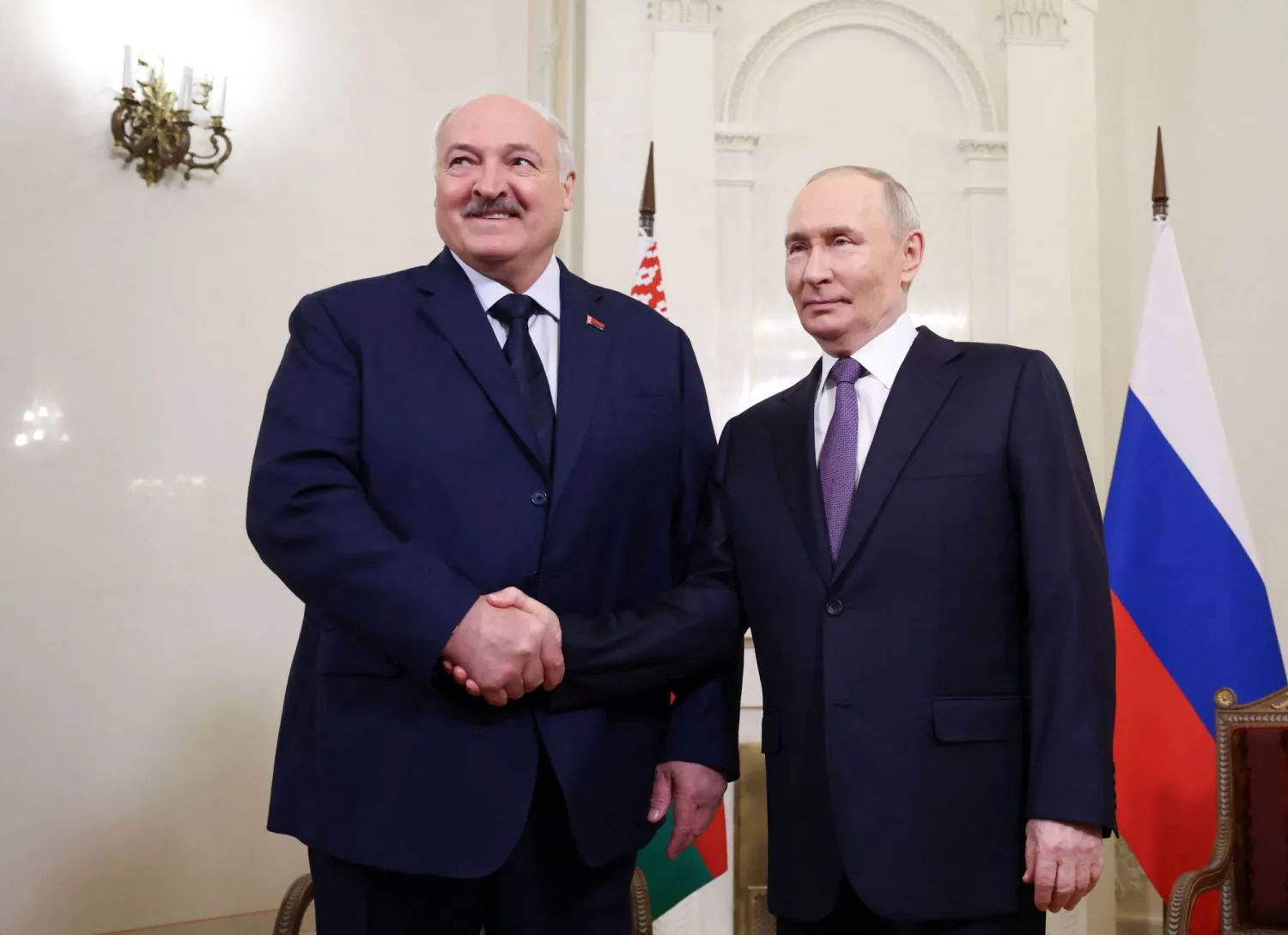 بوتين ولوكاشينكو خلال لقائهما في سان بطرسبرغ الأحد (أ.ف.ب)