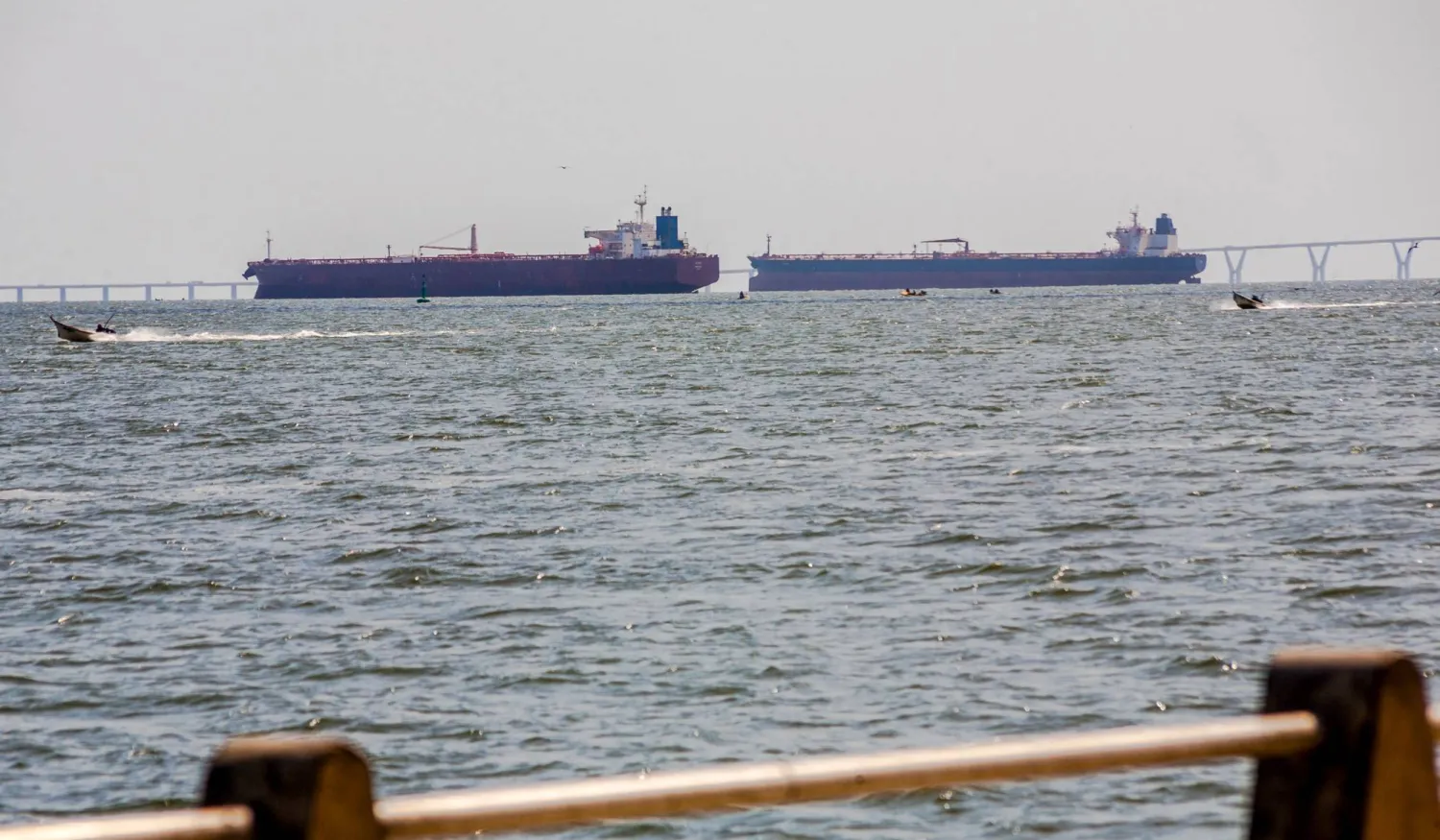 ناقلتا نفط خام راسيتان في بحيرة ماراكايبو في فنزويلا (أ.ف.ب)