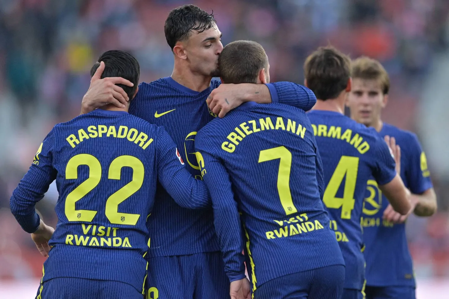 فرحة لاعبي أتلتيكو مدريد بالفوز على جيرونا (أ.ف.ب)