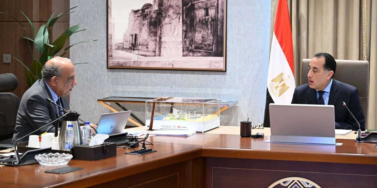 رئيس الوزراء المصري خلال لقائه وزير الكهرباء (رئاسة مجلس الوزراء)