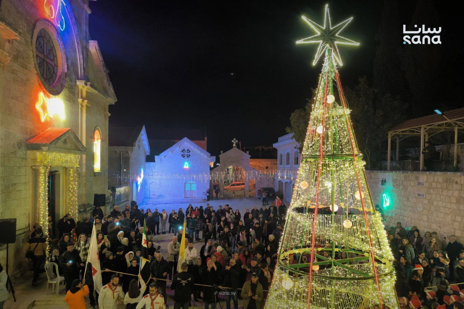 إضاءة شجرة الميلاد في قرية القنية بريف إدلب الغربي (سانا)