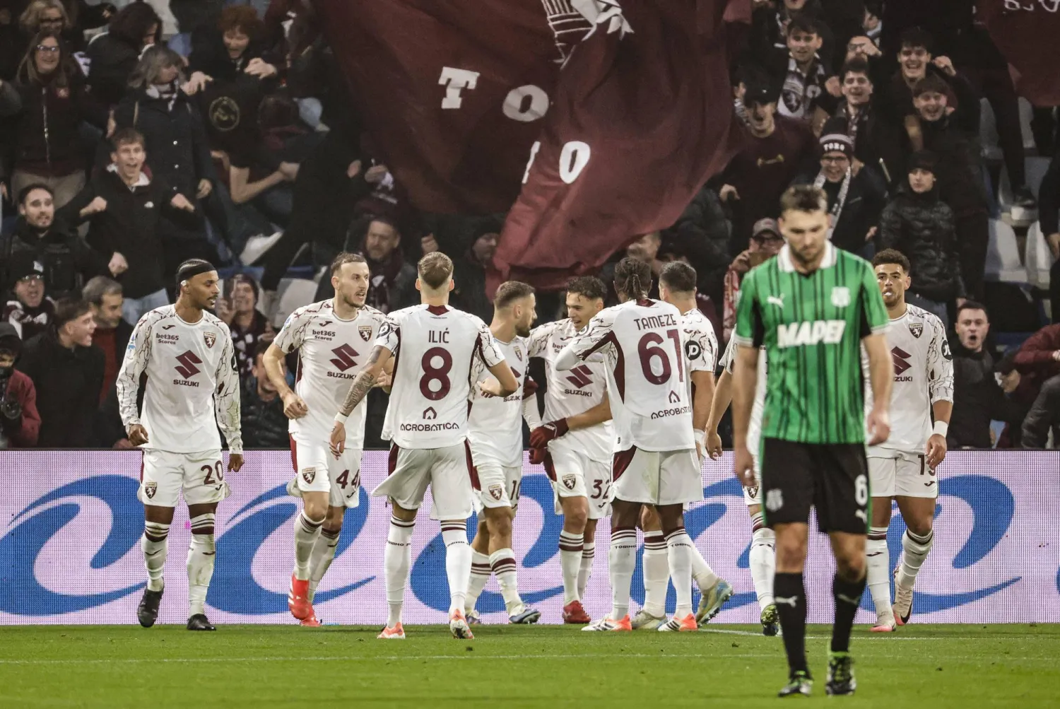 فرحة لاعبي تورينو بالفوز على ساسولو (إ.ب.أ)