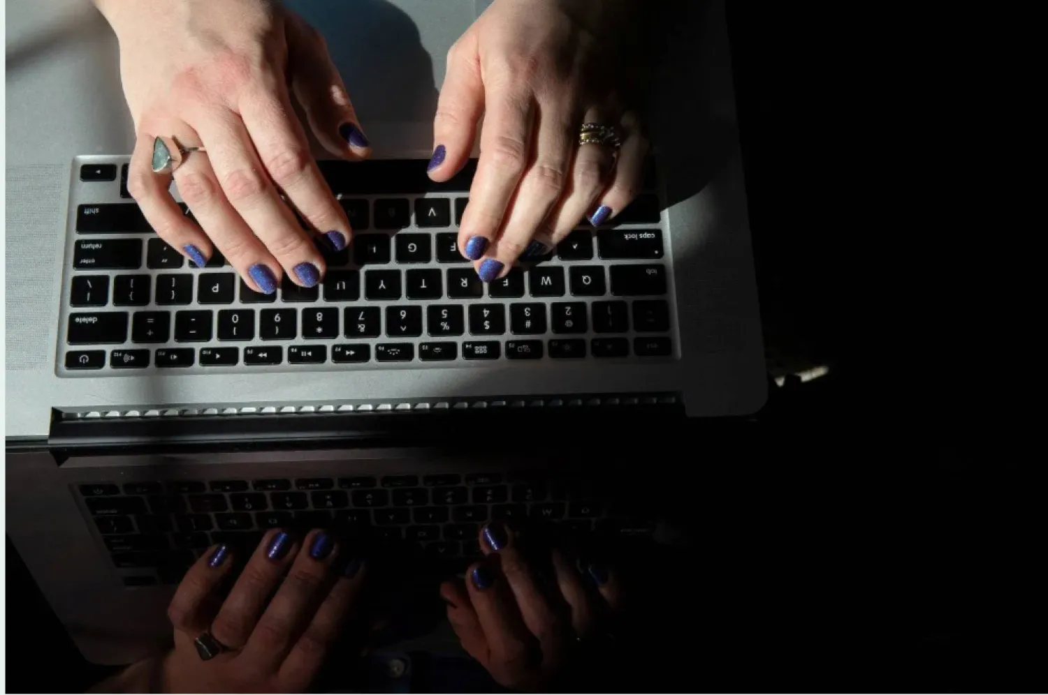 التطورات الرقمية تثير معضلات أخلاقية لم تكن موجودة من قبل (رويترز)