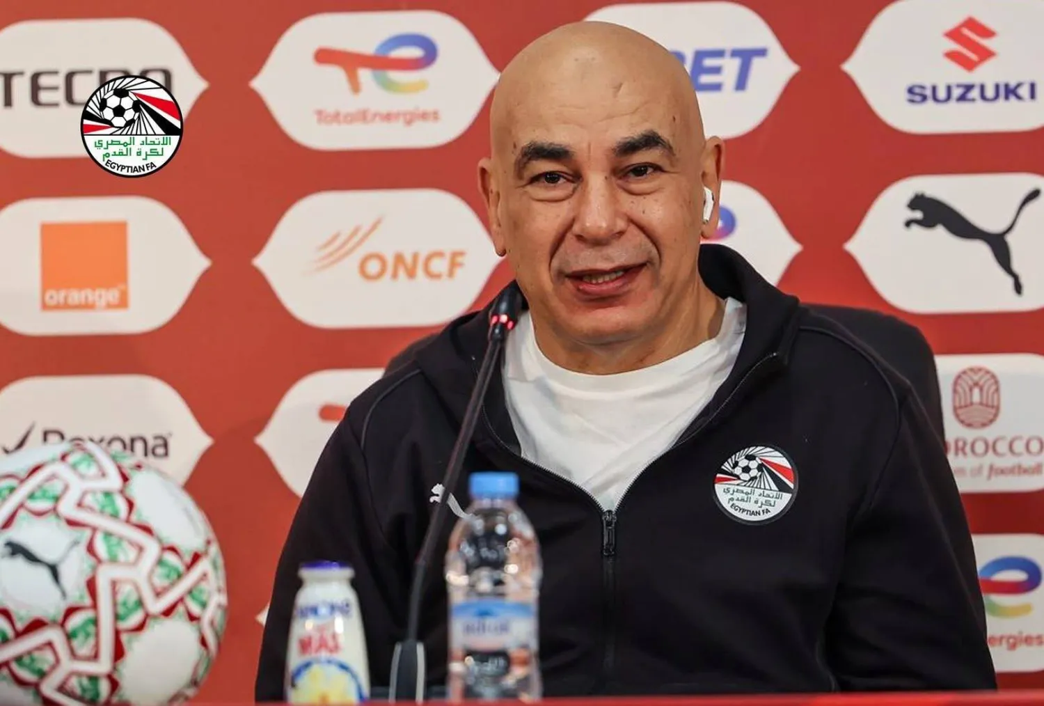 حسام حسن خلال المؤتمر الصحافي الأحد (الاتحاد المصري)