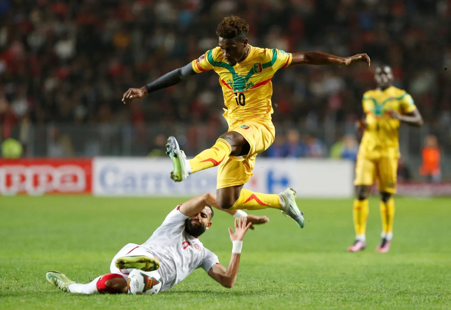 إيف بيسوما يواصل الغياب عن مالي (رويترز)