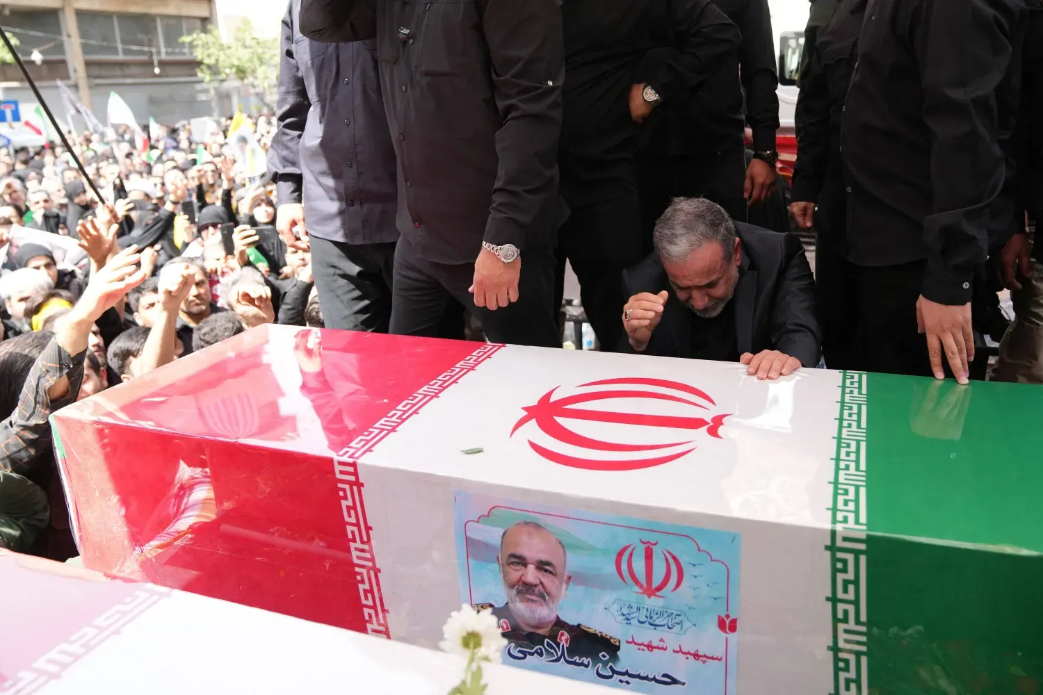 İran Dışişleri Bakanı Abbas Arakçi, Tahran'a düzenlenen İsrail saldırılarında hayatını kaybeden üst düzey askeri subayların cenaze töreninde Devrim Muhafızları Ordusu (DMO) Komutanı Hüseyin Selami'nin tabutu başında gözyaşı döküyor. (Arşiv – AFP)