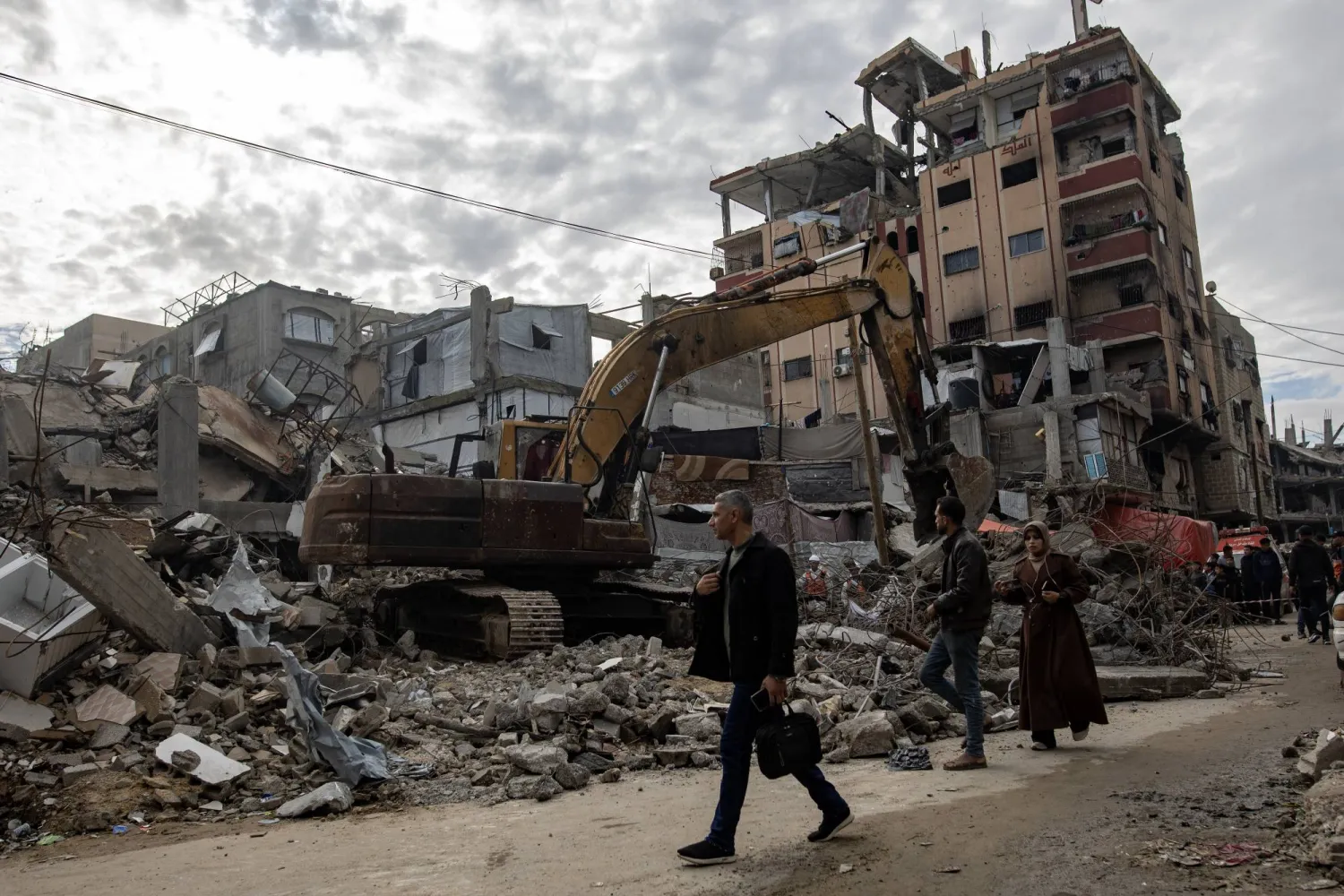 عناصر من الدفاع المدني الفلسطيني يزيلون ركام منزل مدمر في خان يونس بجنوب قطاع غزة بحثاً عن جثث فلسطينيين يوم السبت (إ.ب.أ)