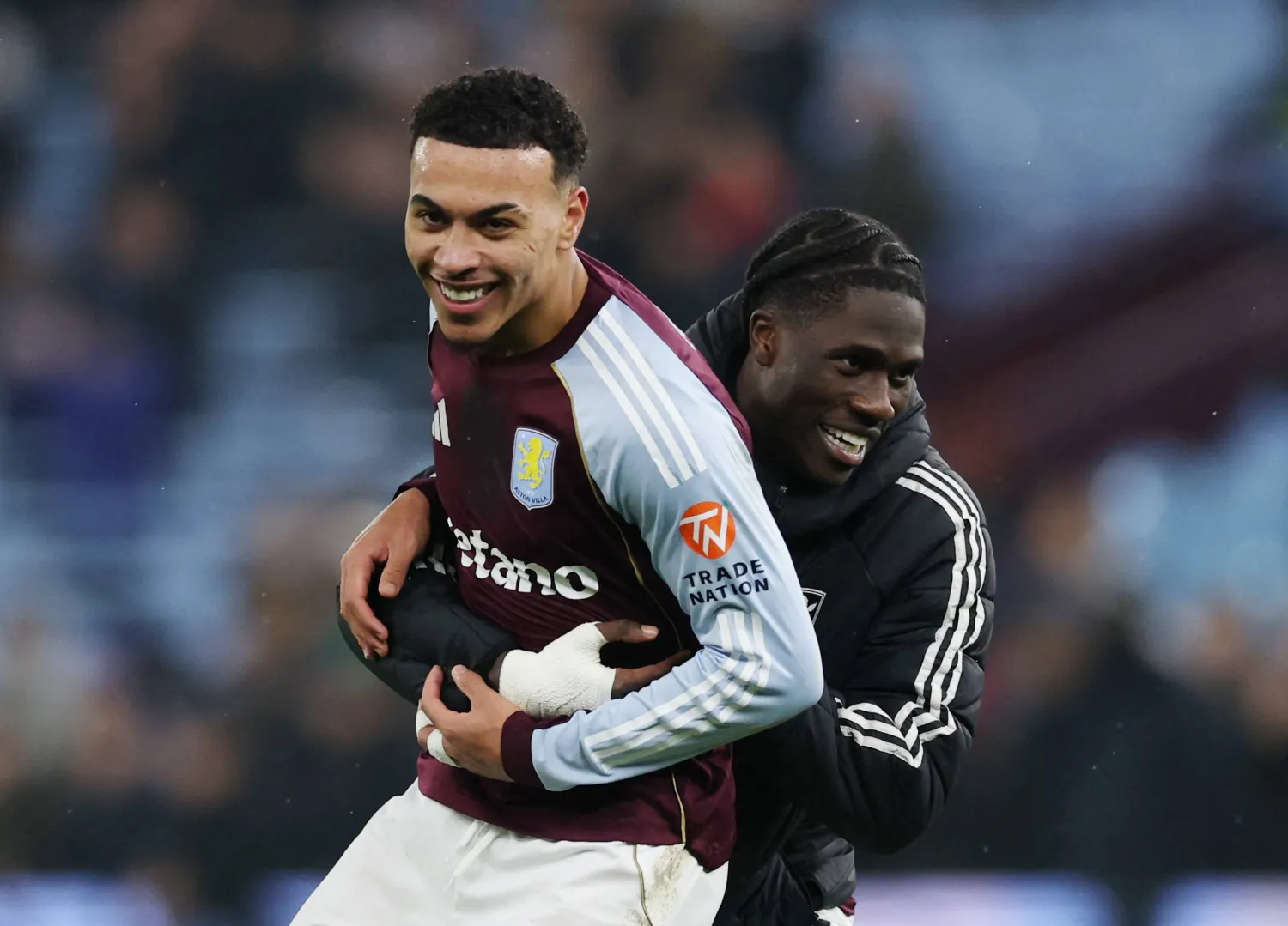 مورغان روجرز قاد أستون فيلا للفوز على مان يونايتد (رويترز)