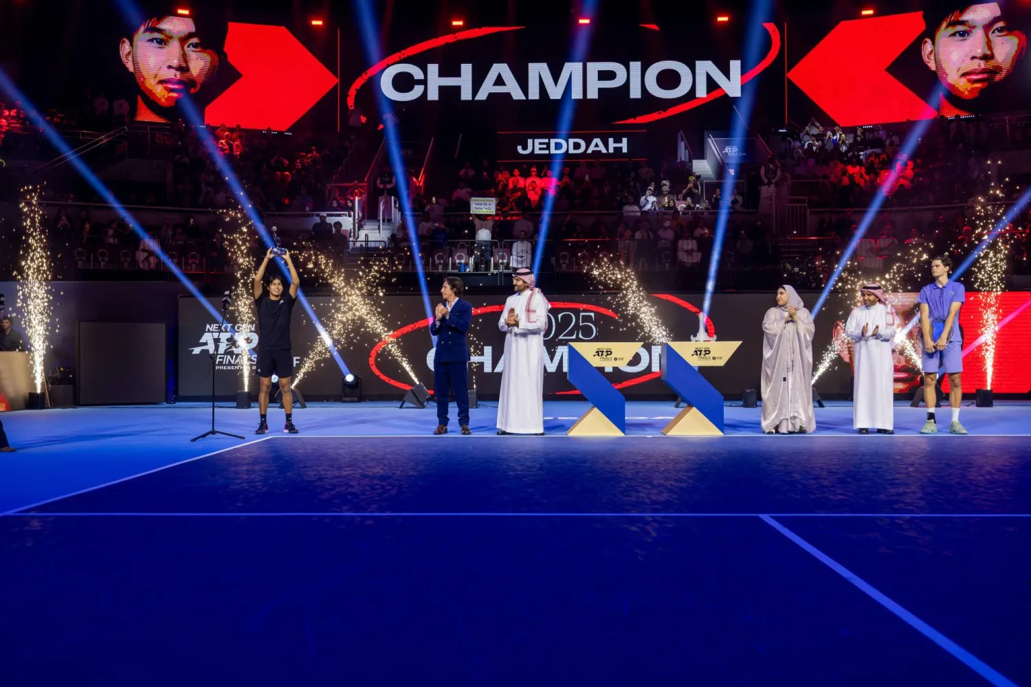 جانب من مراسم تتويج البطل (الشرق الأوسط)