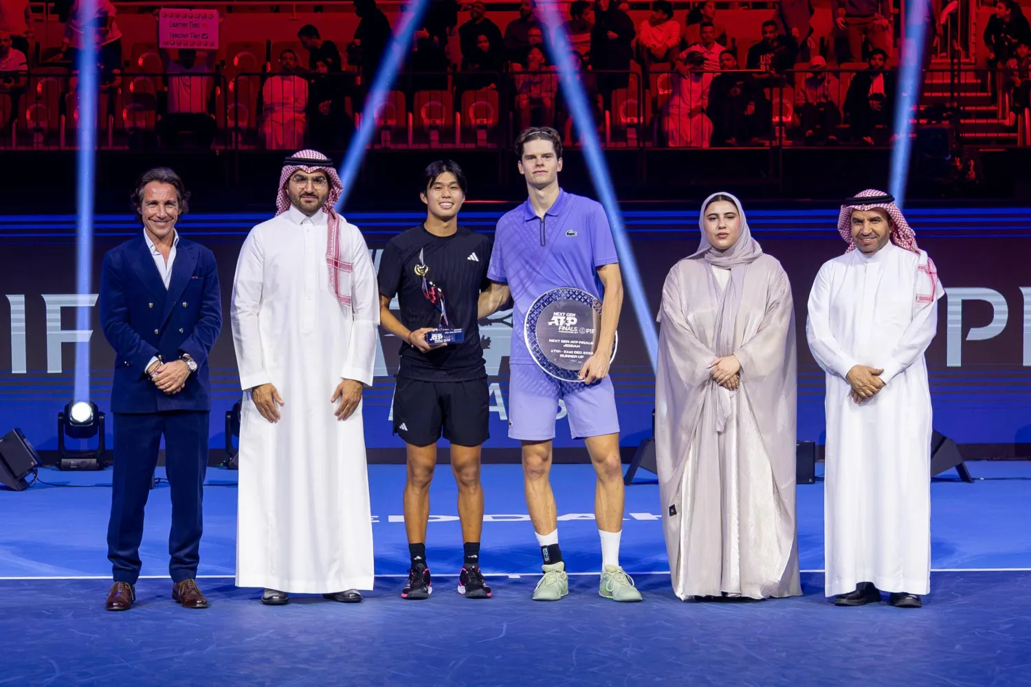 البطل ووصيفه خلال مراسم التتويج ويبدو بدر القاضي نائب وزير الرياضة ومحمد السراح رئيس اتحاد التنس (الشرق الأوسط)