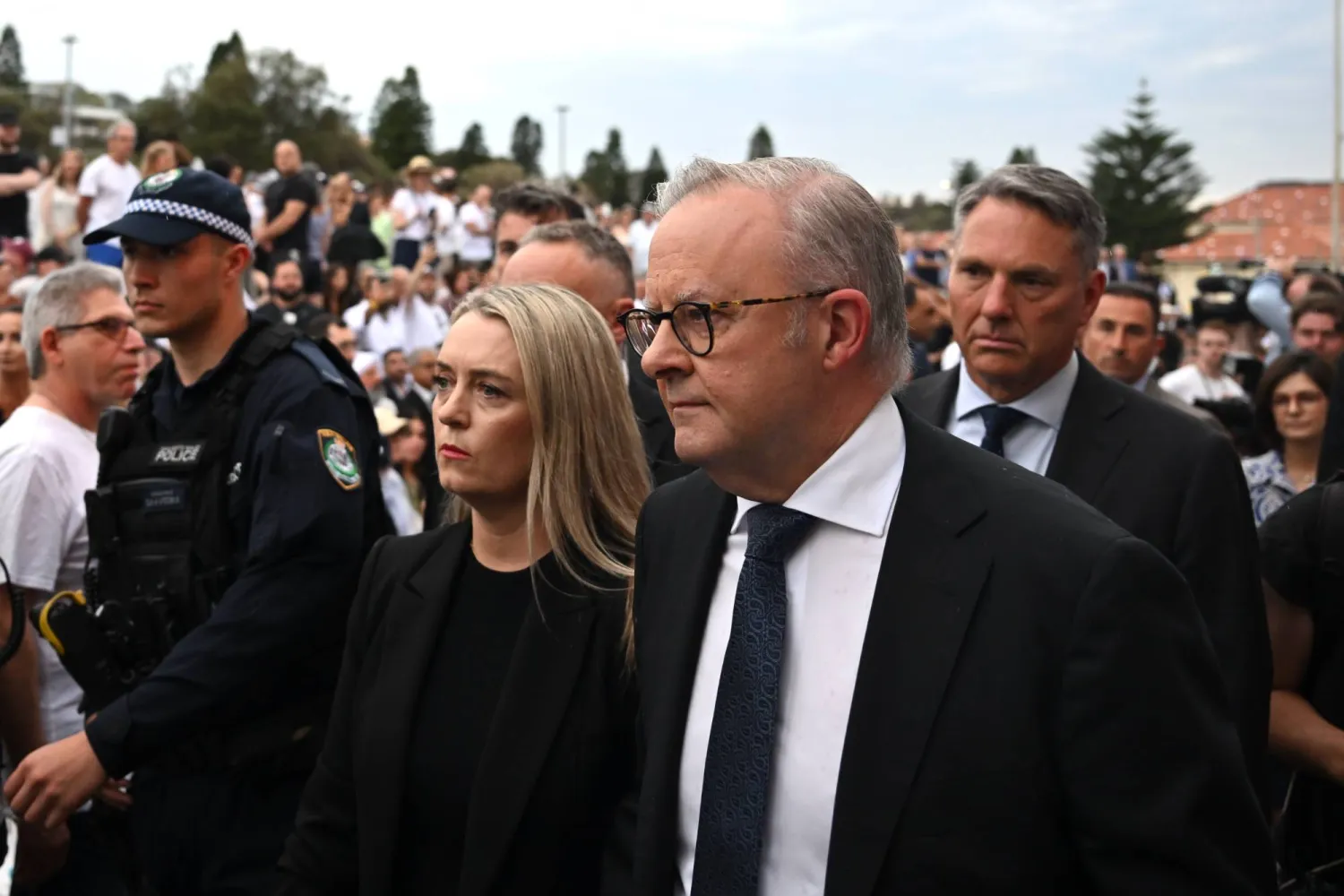 21 December 2025, Australia, Sydney: Australian Prime Minister Anthony Albanese (R) and his wife Jodie Haydon attend a National Day of Reflection vigil and commemoration for the victims and survivors of the Bondi Massacre at Bondi Beach in Sydney. (Dean Lewins/AAP/dpa)