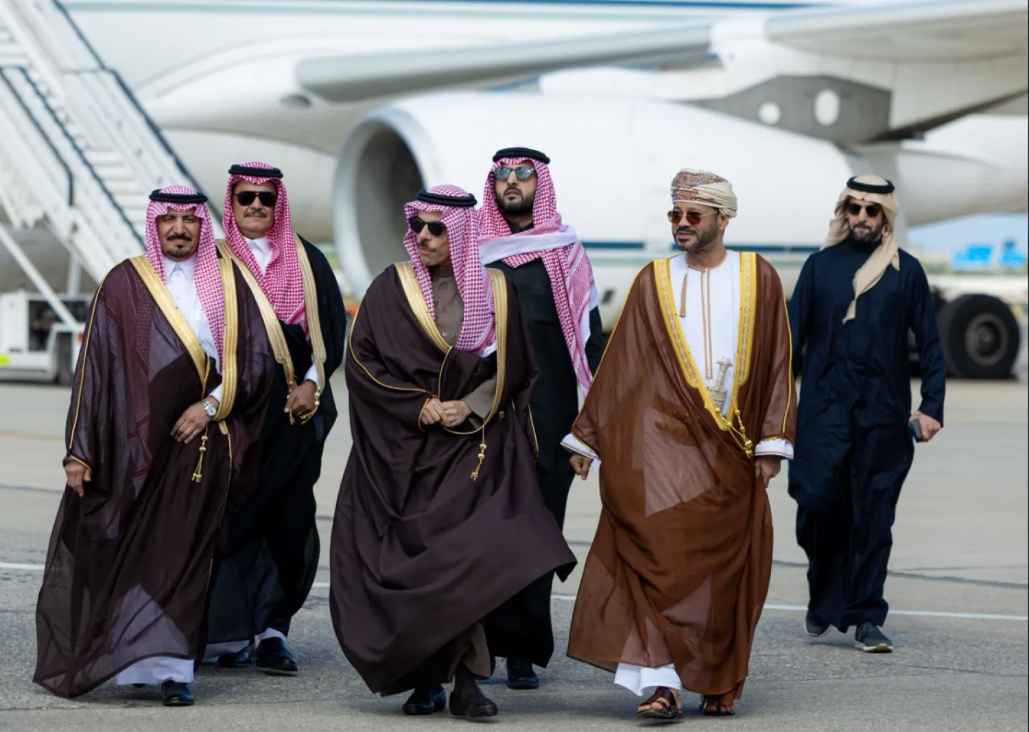الأمير فيصل بن فرحان وزير الخارجية السعودي يصل إلى مسقط وبدر البوسعيدي وزير الخارجية العُماني في استقباله («الخارجية» السعودية)
