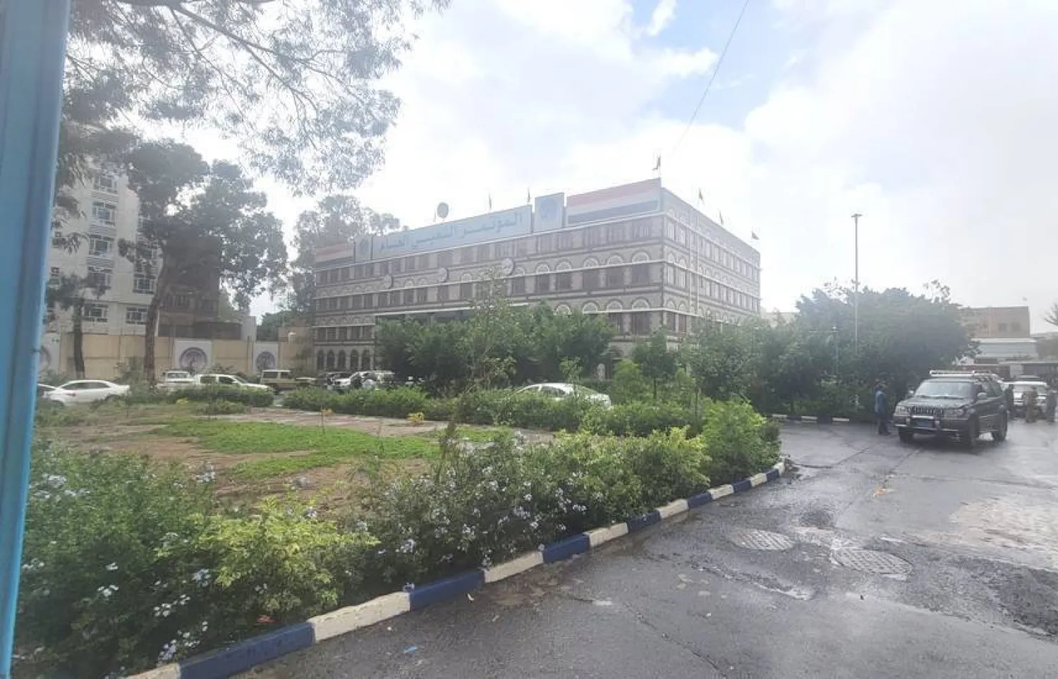 مبنى اللجنة الدائمة التابع لحزب «المؤتمر الشعبي» في صنعاء (الشرق الأوسط)