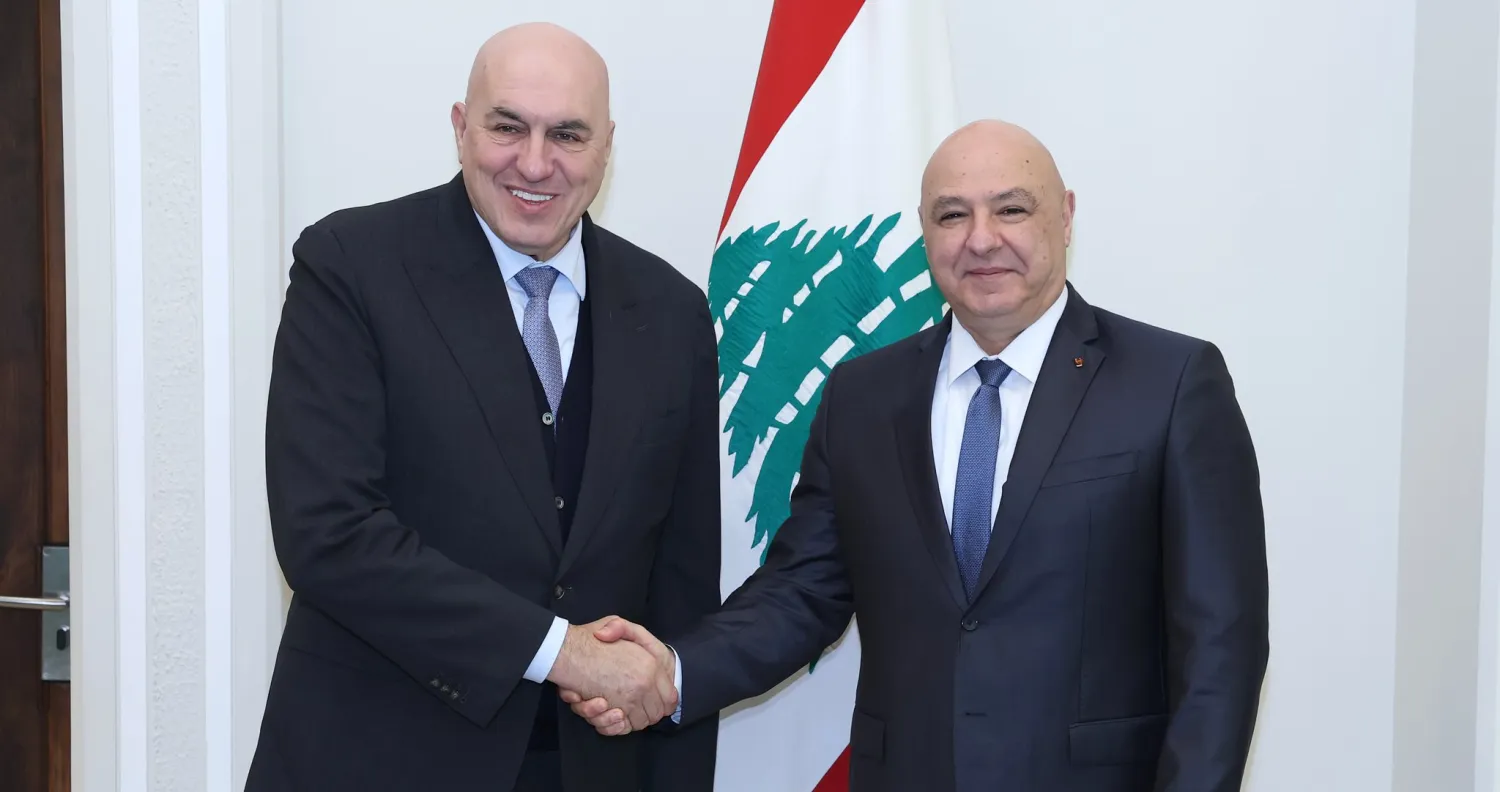 الرئيس اللبناني جوزيف عون (يمين) يصافح وزير الدفاع الإيطالي غيدو كروسيتو خلال استقباله في قصر بعبدا (الوكالة الوطنية للإعلام)