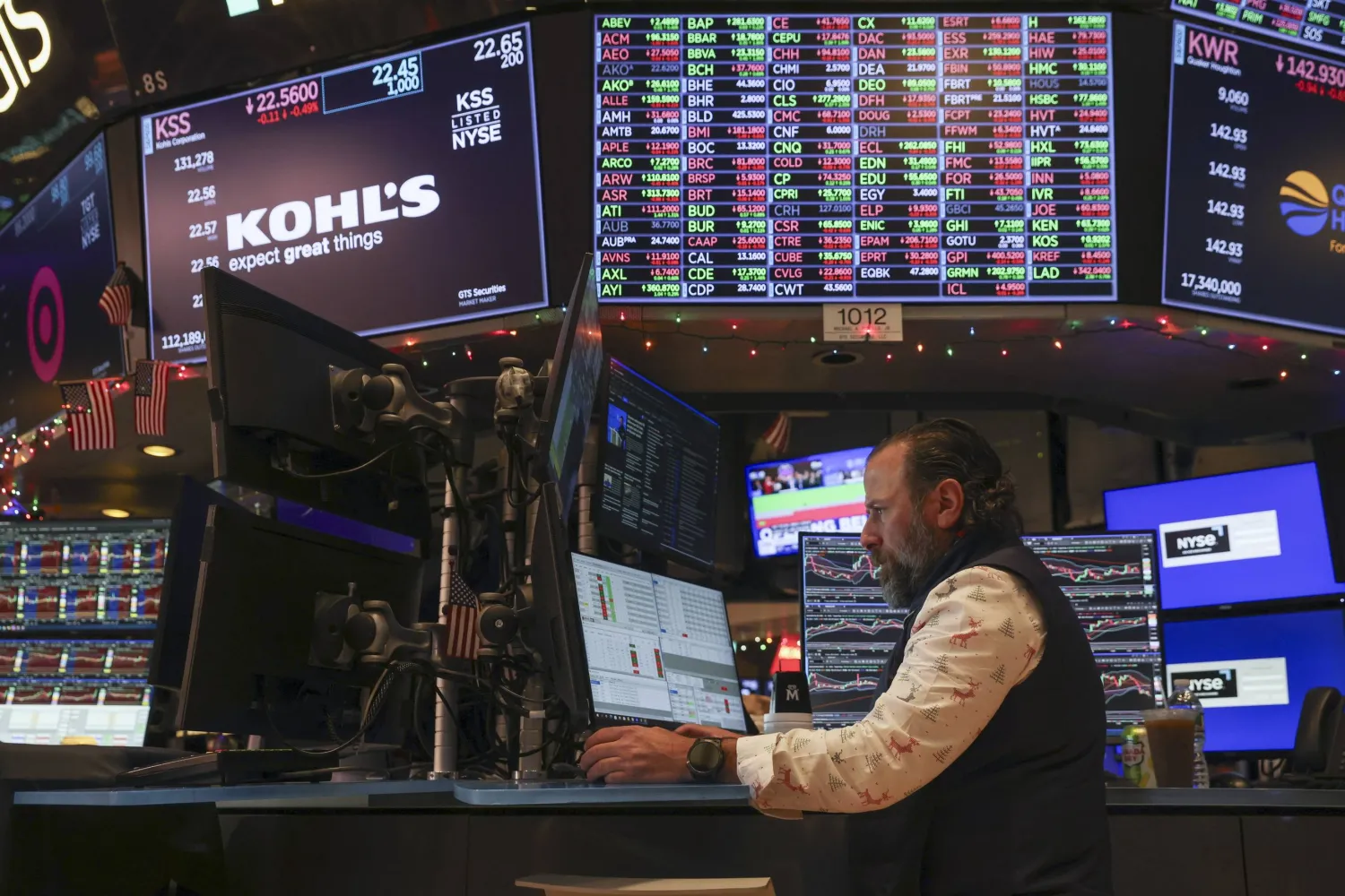 متداول يراقب شاشات تعرض مؤشرات الأسهم في بورصة نيويورك (إ.ب.أ)