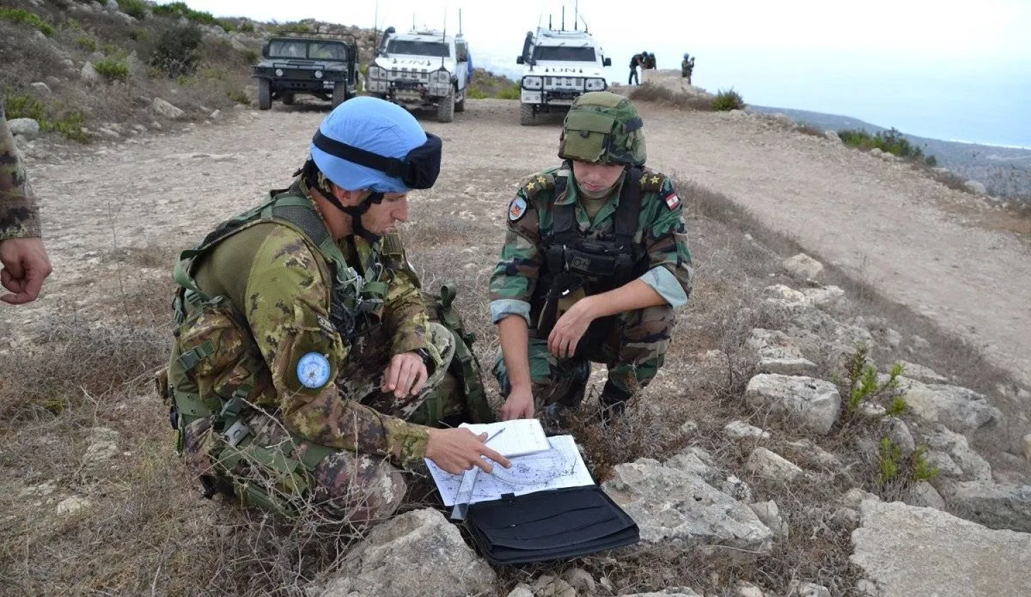 ضابط في الجيش اللبناني إلى جانب ضابط إيطالي ضمن عديد «اليونيفيل» خلال مهمة مشتركة في جنوب لبنان (اليونيفيل)