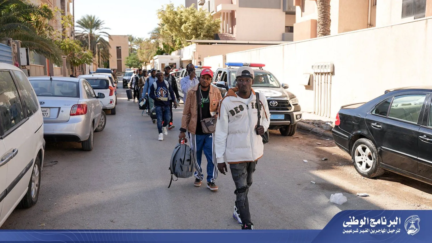 جانب من ترحيل السلطات الليبية لمهاجرين من الجنسية الغانية (وزارة الداخلية بغرب ليبيا)