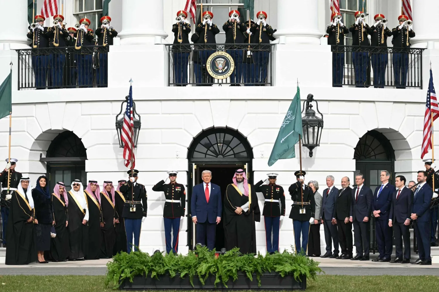 من مراسم استقبال ولي العهد السعودي الأمير محمد بن سلمان في الحديقة الجنوبية بالبيت الأبيض نوفمبر 2025 (أ.ف.ب)