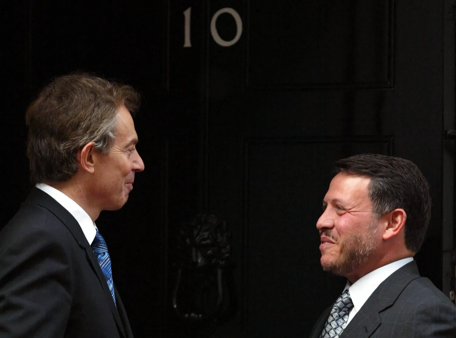 توني بلير مستقبلاً الملك عبد الله الثاني في لندن قبل لقائهما المذكور في الوثيقة في 25 فبراير 2003 (أ.ف.ب)