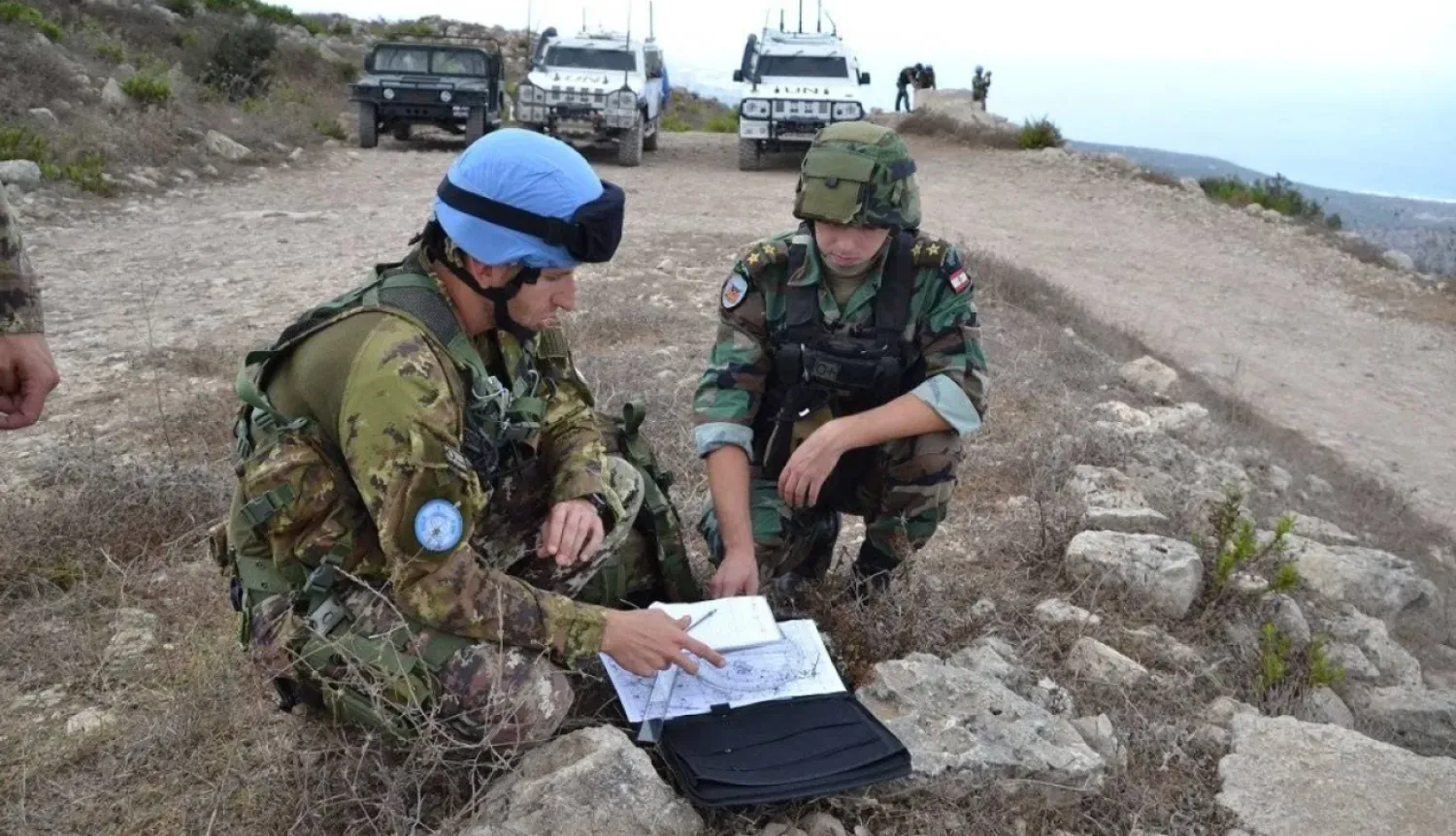 A Lebanese army officer and an Italian officer from the UNIFIL force during a joint mission in southern Lebanon (UNIFIL)