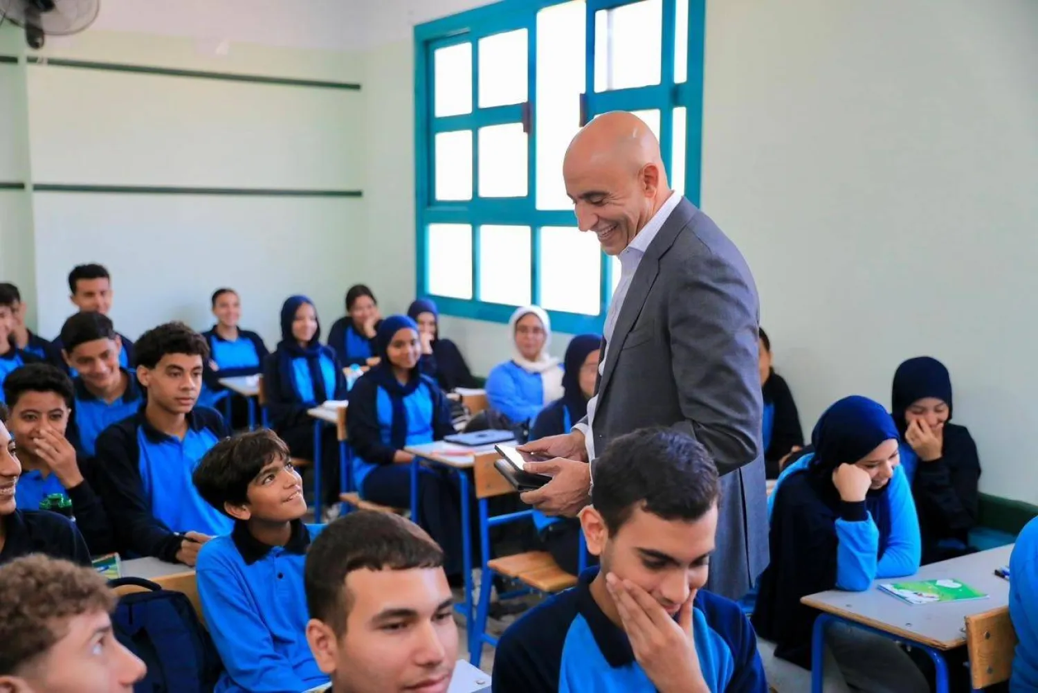 وزير التعليم المصري وسط الطلاب في جولة ميدانية (وزارة التربية والتعليم)
