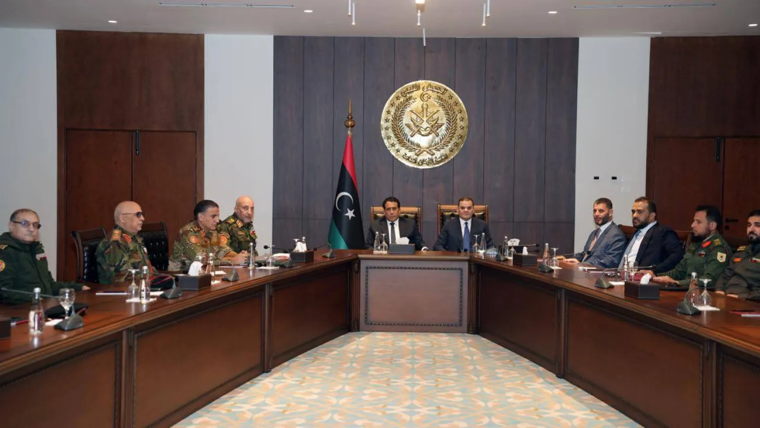 المنفي والدبيبة يتوسطان قيادات أمنية وعسكرية خلال اجتماع عُقد في طرابلس يوم 22 ديسمبر (المجلس الرئاسي الليبي)