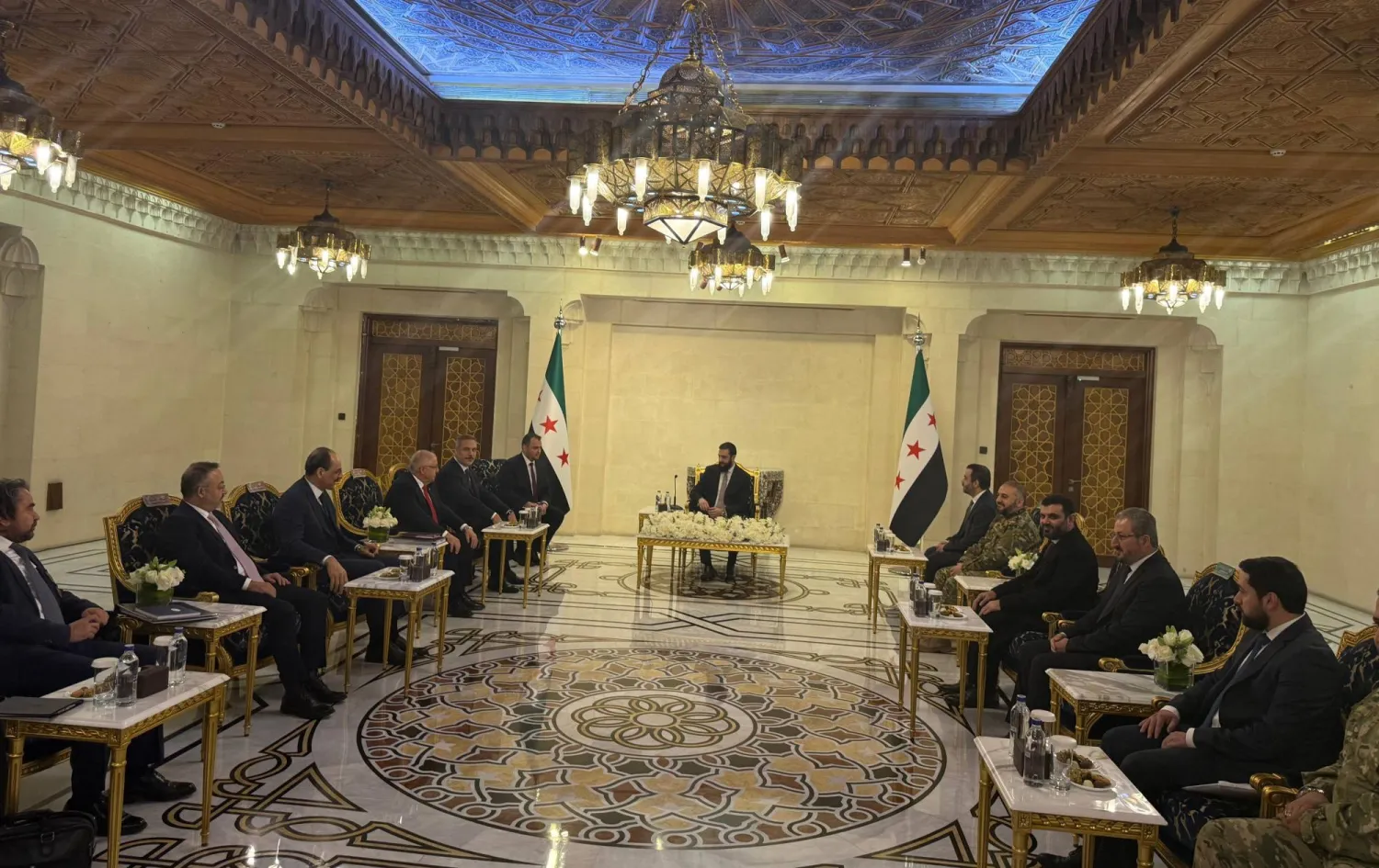 الرئيس الشرع التقى الوفد التركي الذي ضم وزيرَي الخارجية والدفاع ورئيس المخابرات في قصر الشعب بدمشق بحضور نظرائهم السوريين (وزارة الدفاع التركية - إكس)