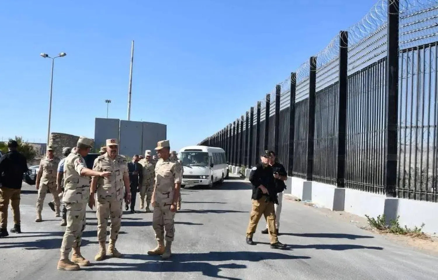 İsrail sınırına yakın bir noktada incelemelerde bulunan Mısır Genelkurmay Başkanı (Mısır Genelkurmay Başkanlığı Sözcüsü)